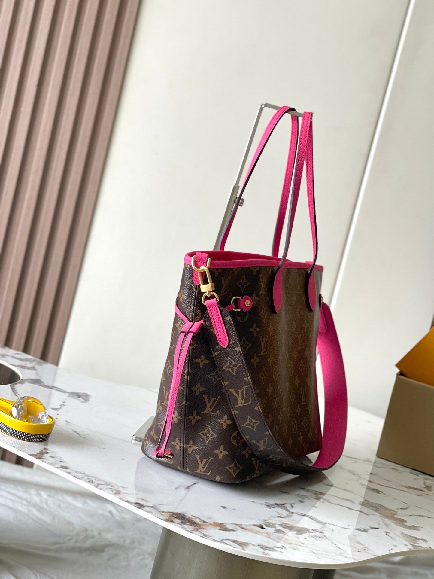 Reversible Neverfull MM 31 Inside Out Dark Pink Handle