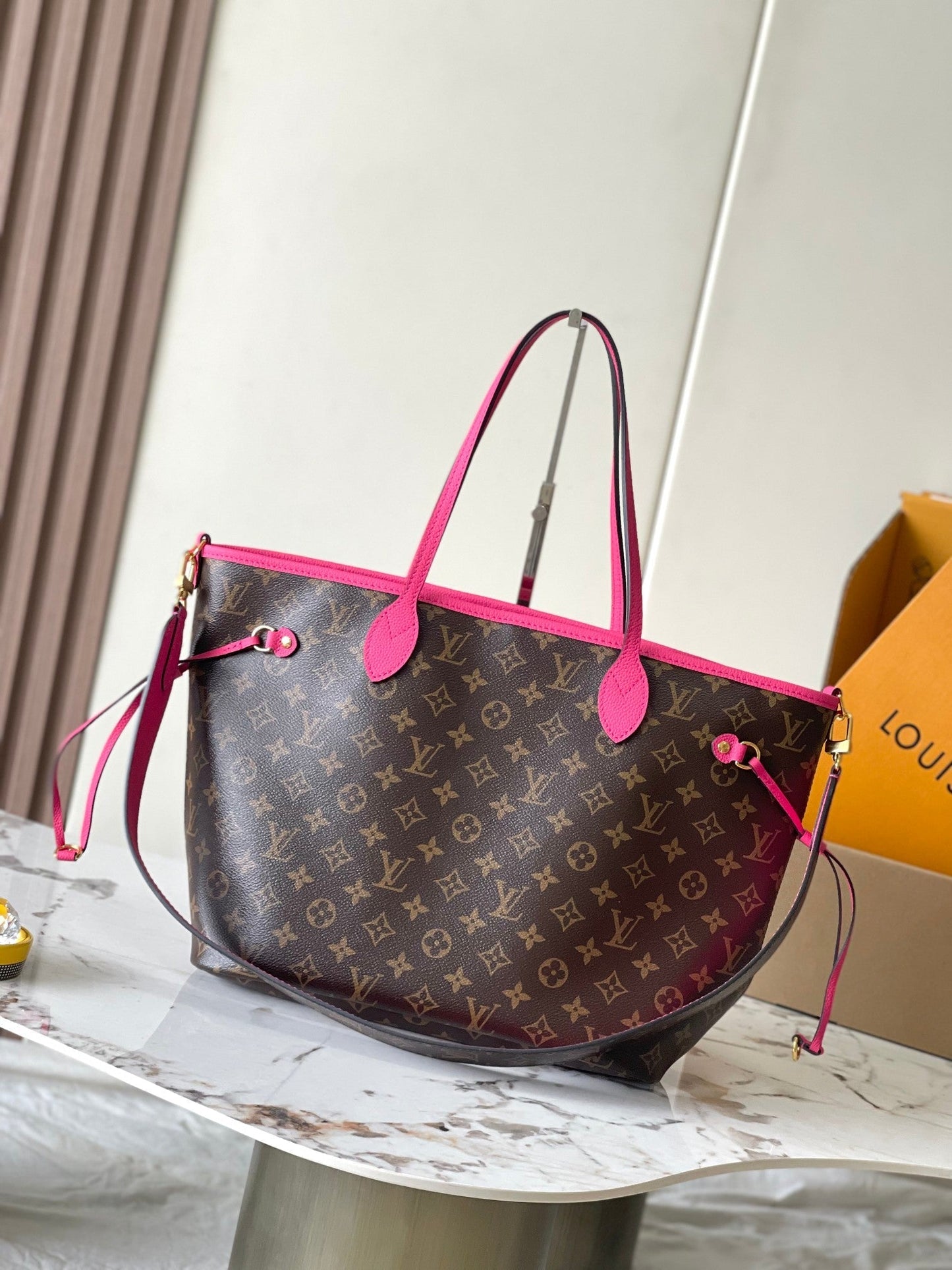 Reversible Neverfull MM 31 Inside Out Dark Pink Handle