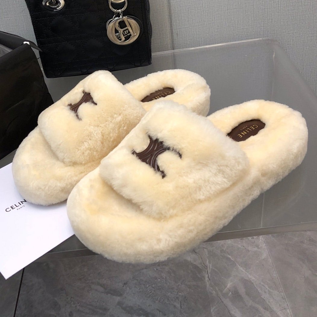 THICK-SOLED SLIPPER IN BEIGE CREAM LAMB FUR