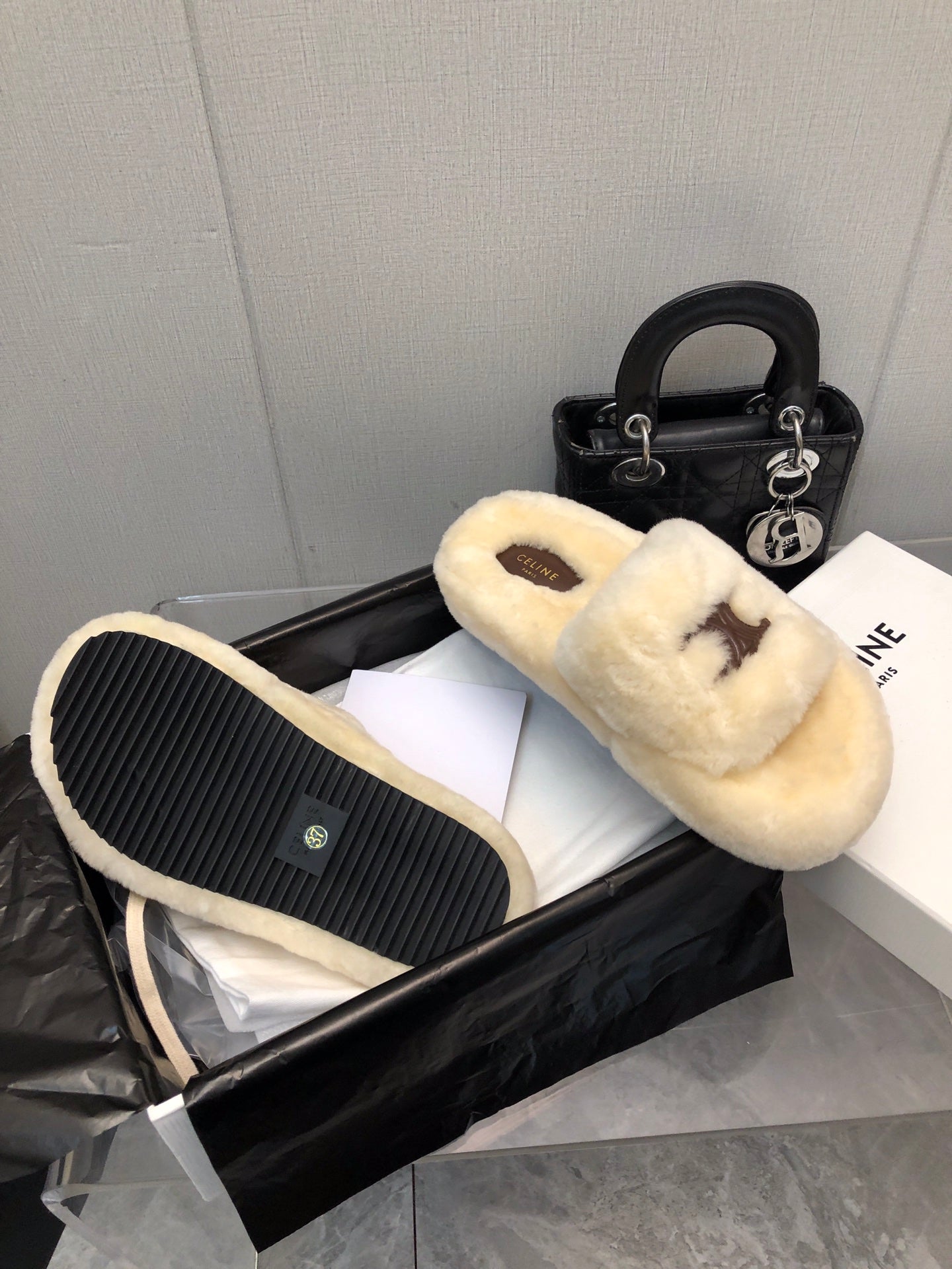 THICK-SOLED SLIPPER IN BEIGE CREAM LAMB FUR