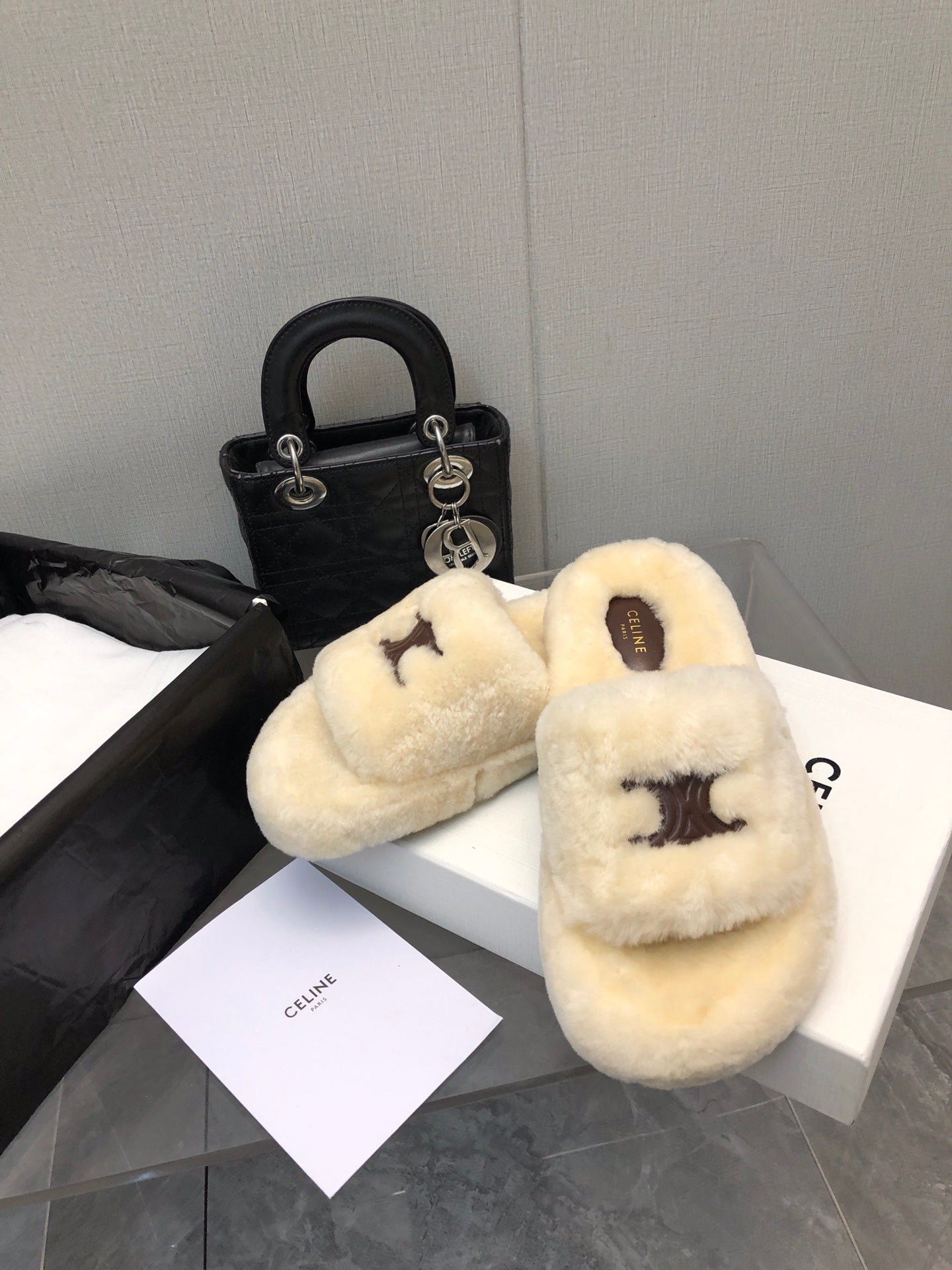 THICK-SOLED SLIPPER IN BEIGE CREAM LAMB FUR