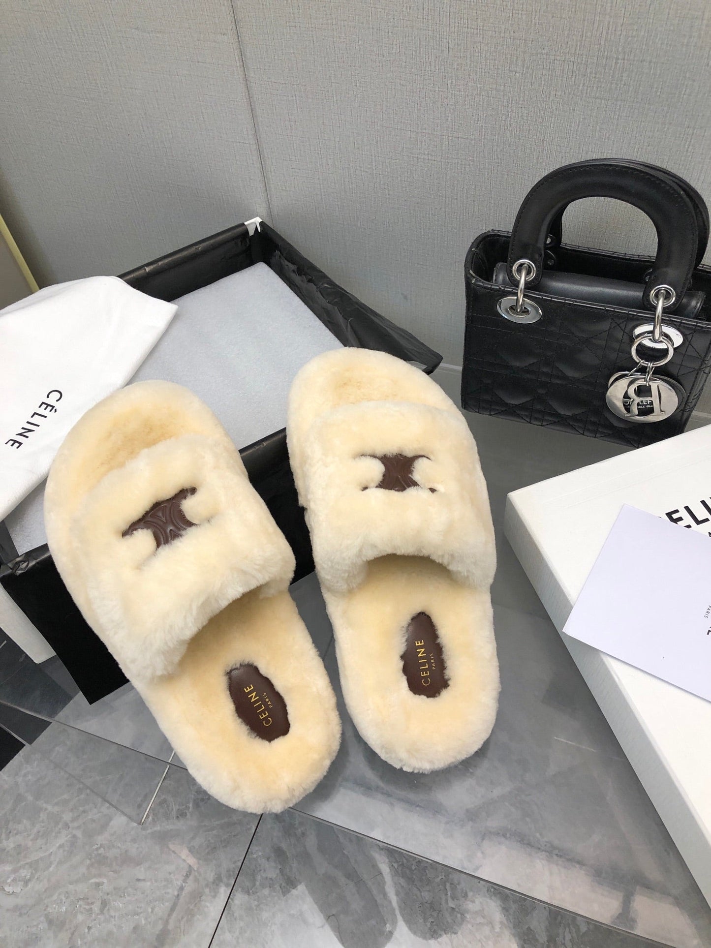 THICK-SOLED SLIPPER IN BEIGE CREAM LAMB FUR