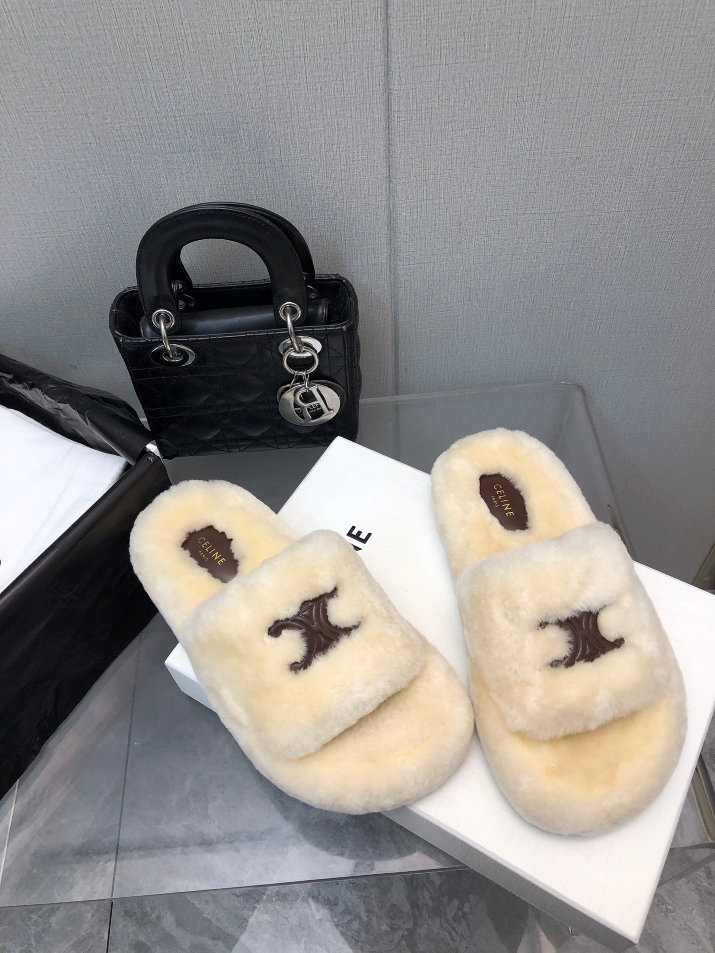 THICK-SOLED SLIPPER IN BEIGE CREAM LAMB FUR