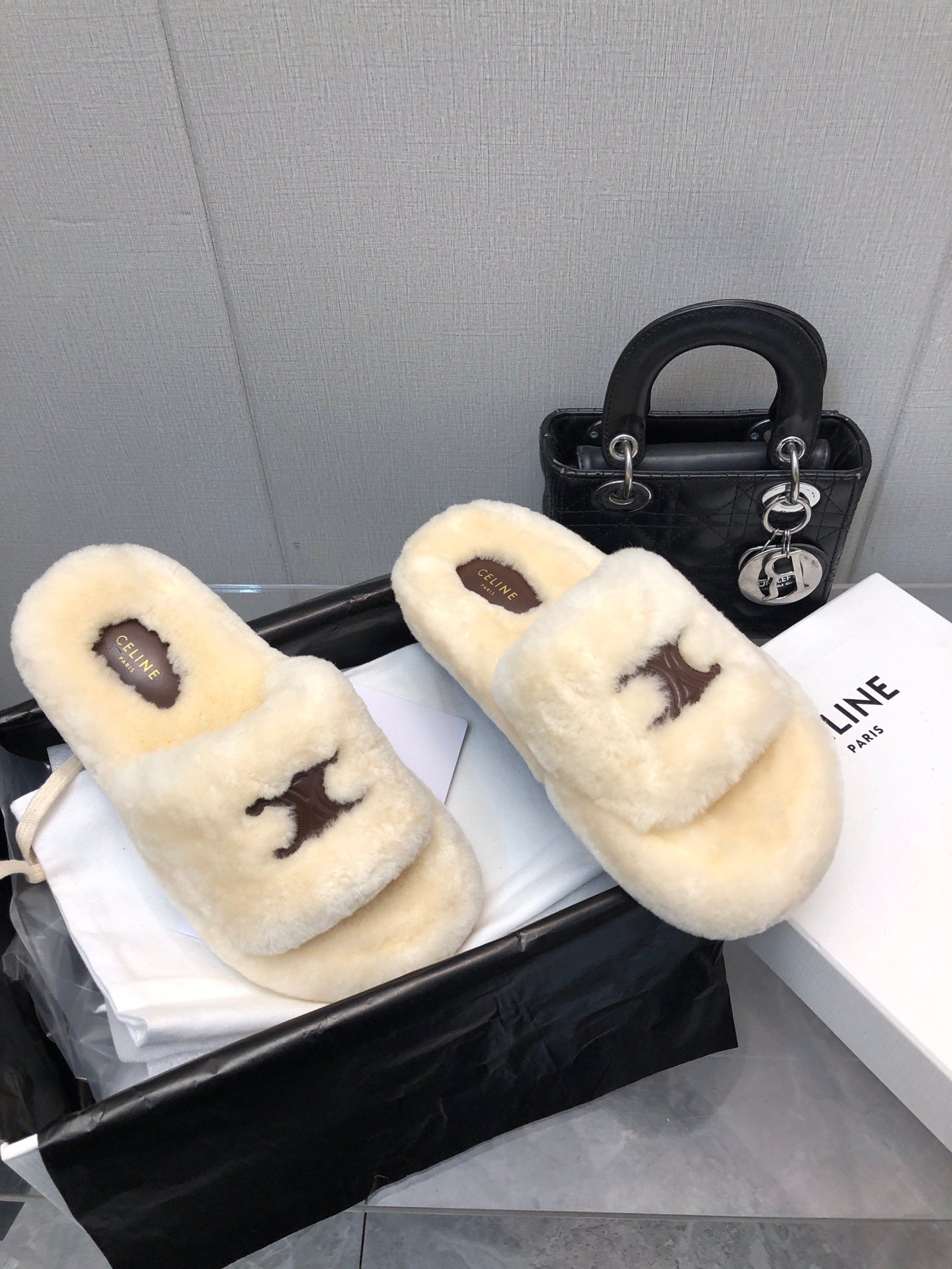 THICK-SOLED SLIPPER IN BEIGE CREAM LAMB FUR