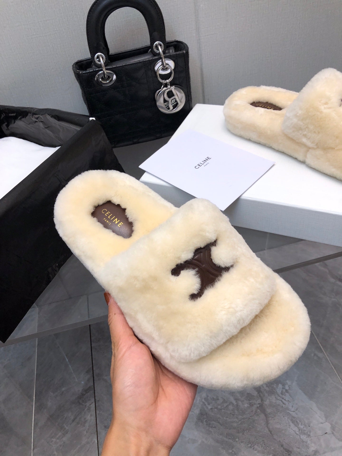 THICK-SOLED SLIPPER IN BEIGE CREAM LAMB FUR