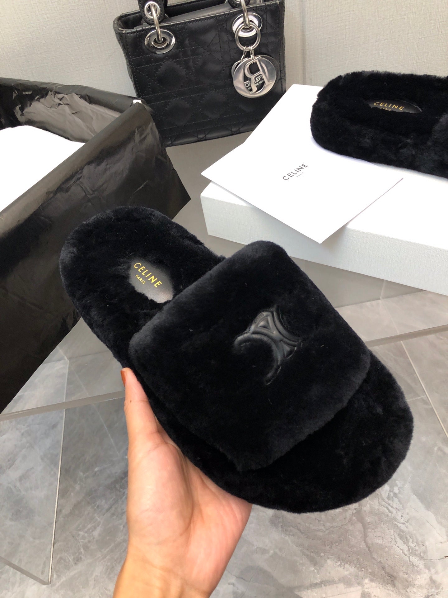 THICK-SOLED SLIPPER IN BLACK LAMB FUR