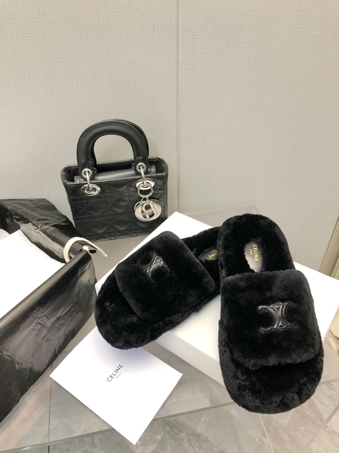 THICK-SOLED SLIPPER IN BLACK LAMB FUR