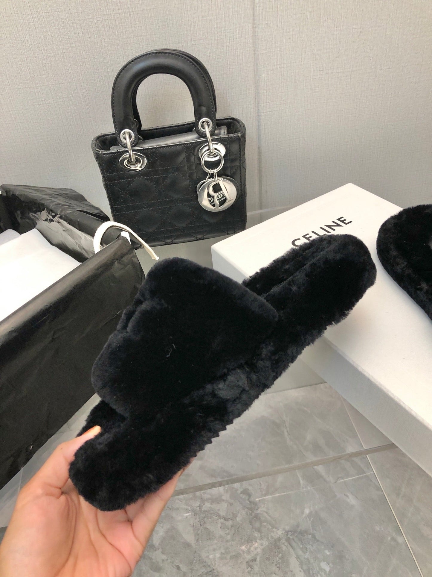 THICK-SOLED SLIPPER IN BLACK LAMB FUR