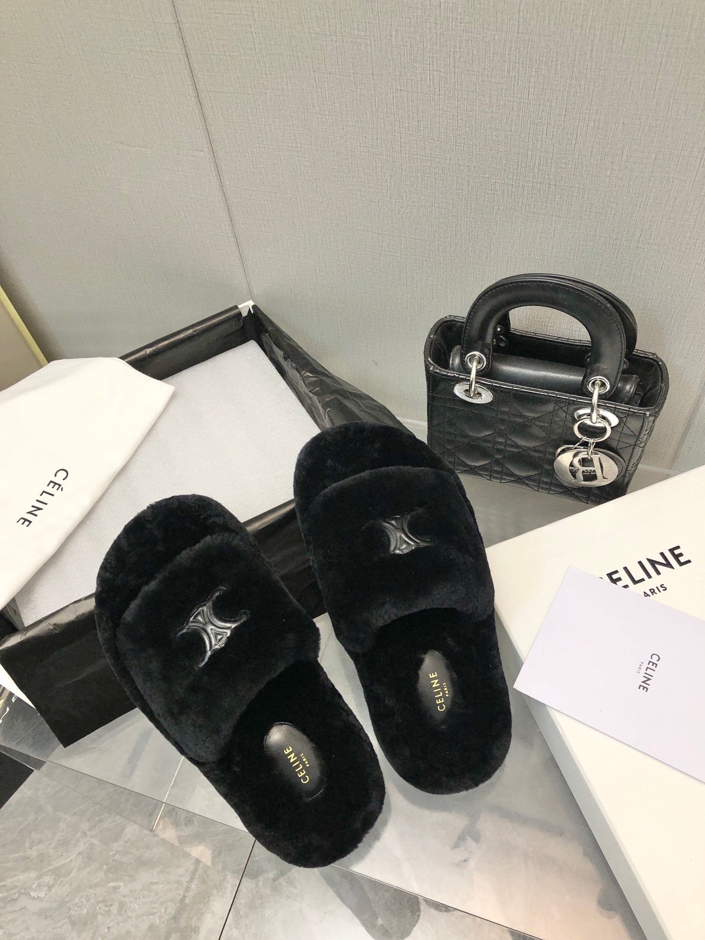 THICK-SOLED SLIPPER IN BLACK LAMB FUR