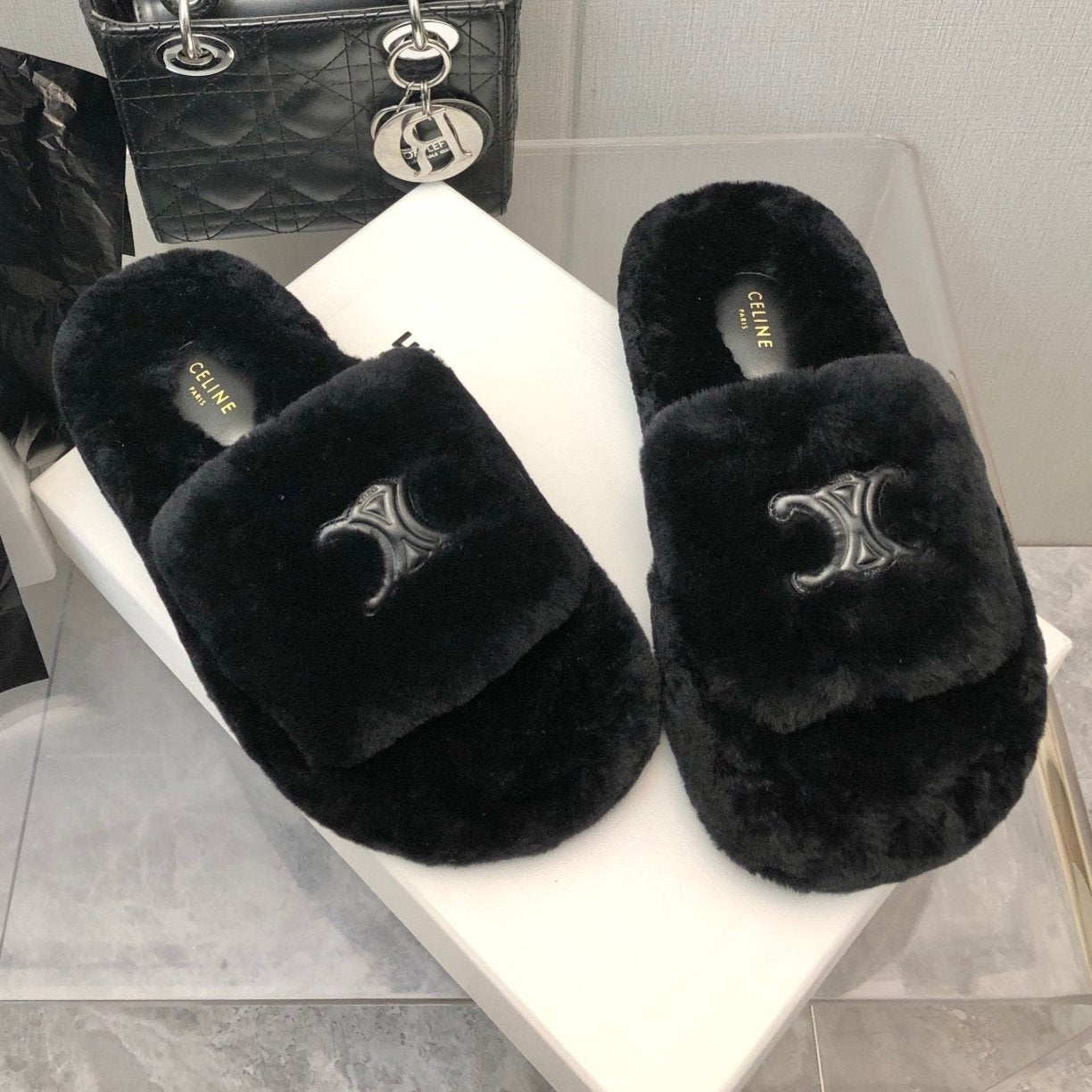 THICK-SOLED SLIPPER IN BLACK LAMB FUR