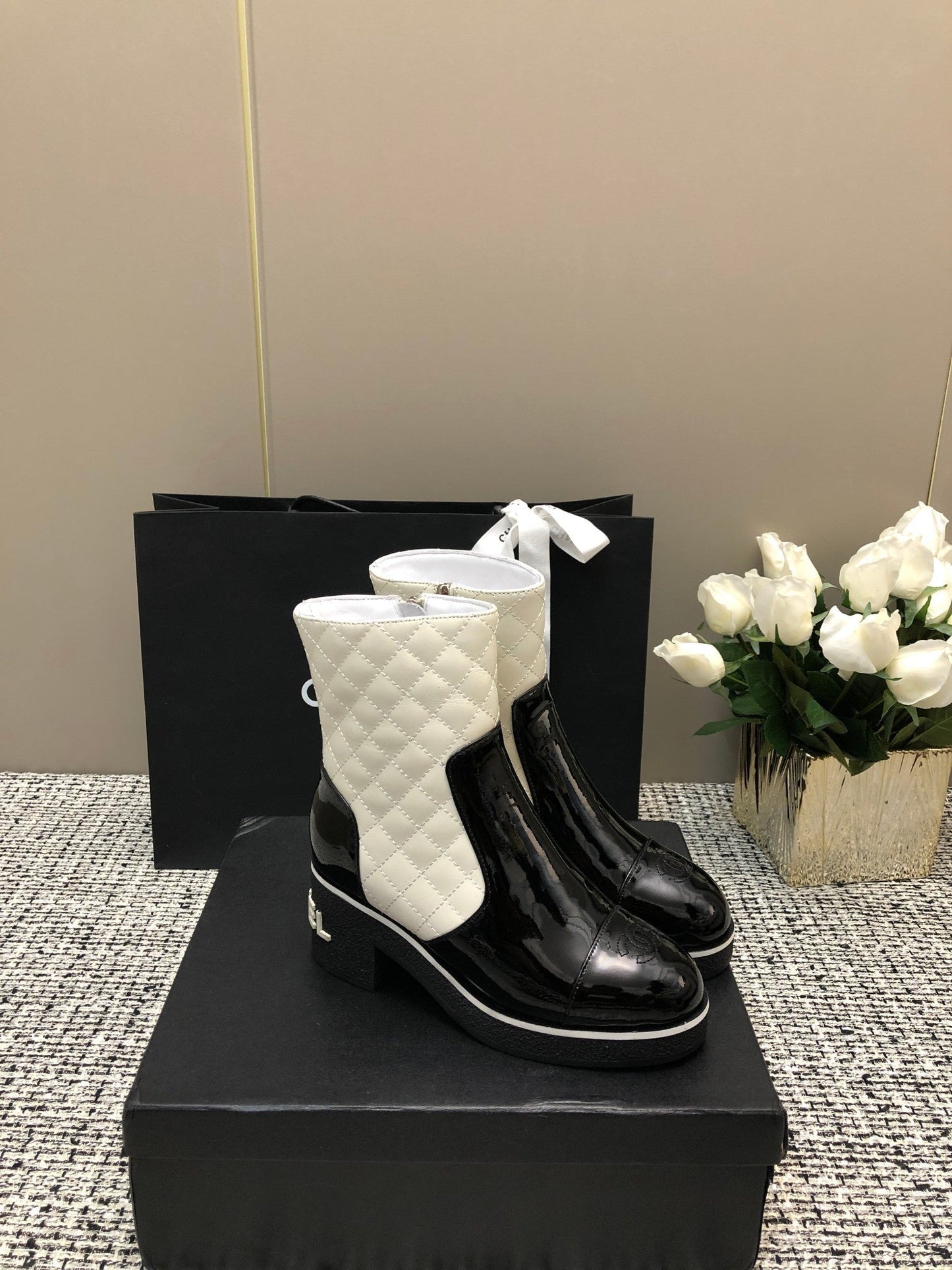 ROUND-TOE SHORT BOOTS BLACK MIX WHITE SHEEPSKIN