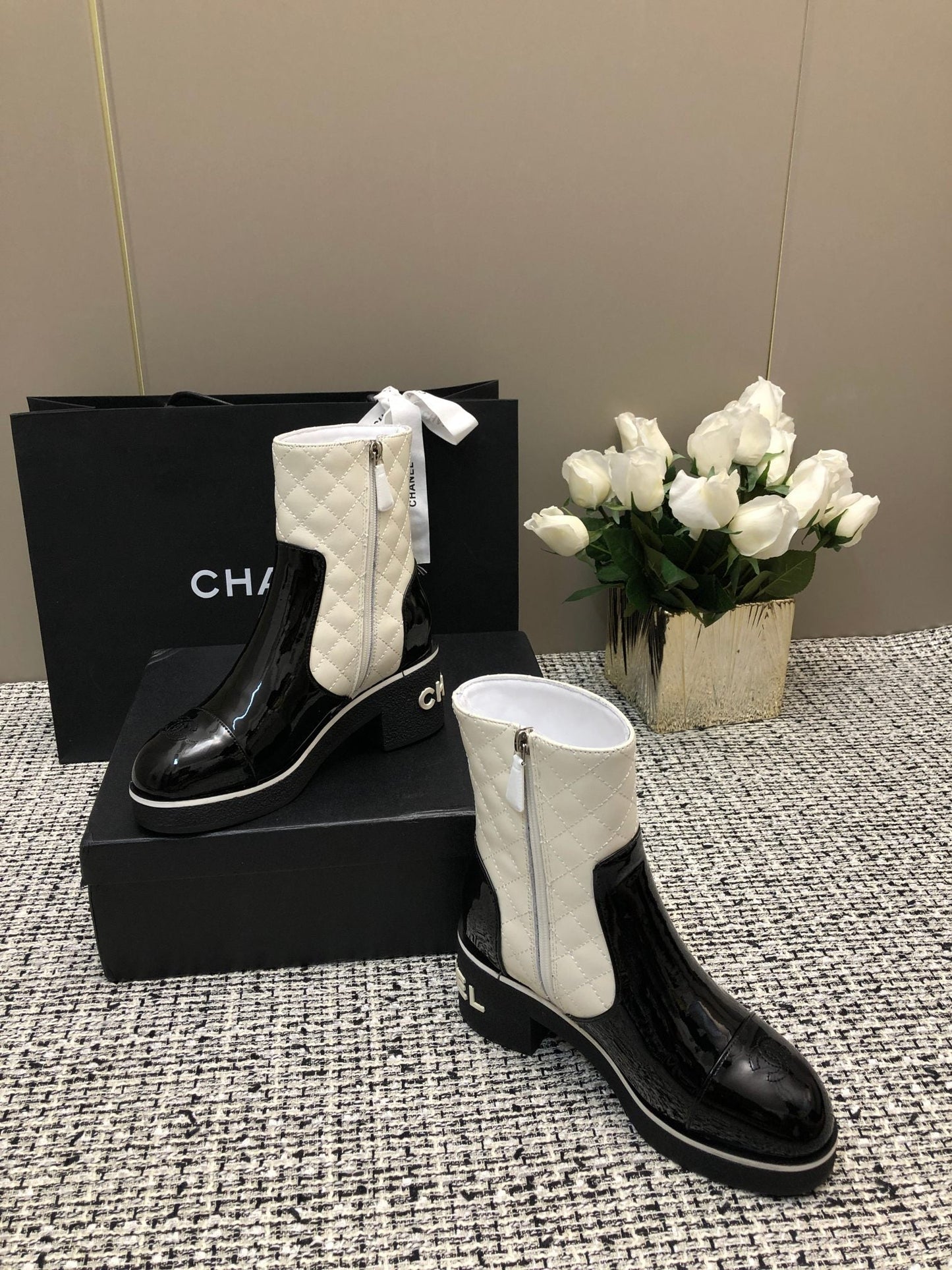 ROUND-TOE SHORT BOOTS BLACK MIX WHITE SHEEPSKIN