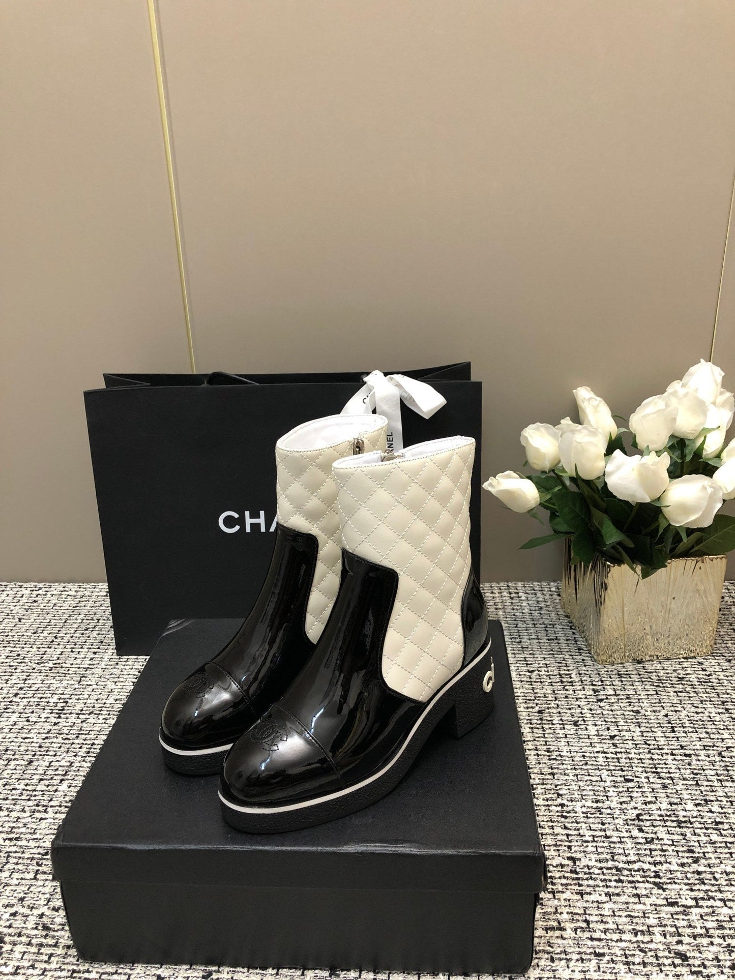 ROUND-TOE SHORT BOOTS BLACK MIX WHITE SHEEPSKIN