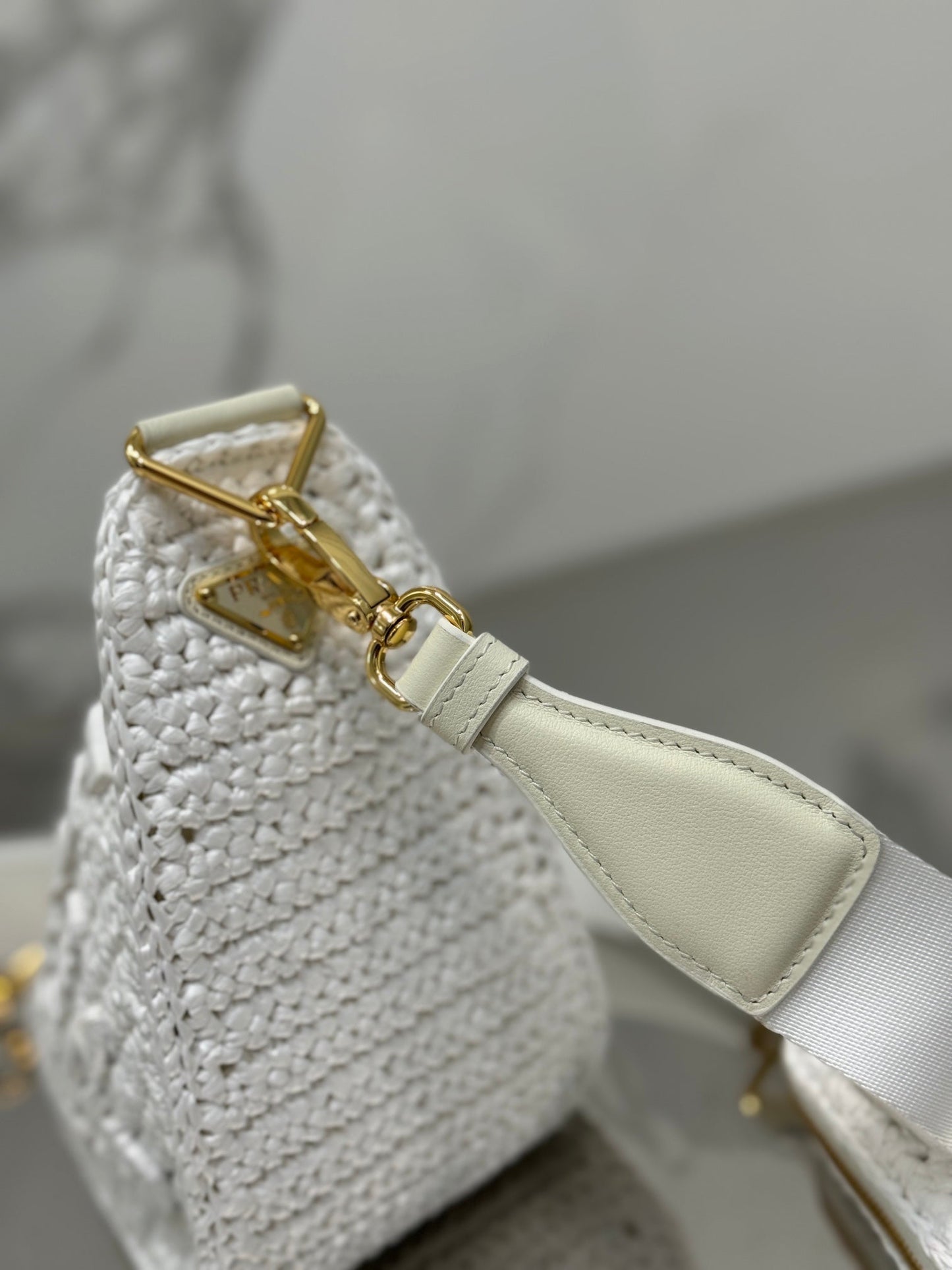 CROCHET TRIANGLE BAG 26 IN WHITE RAFFIA GOLD HARDWARE