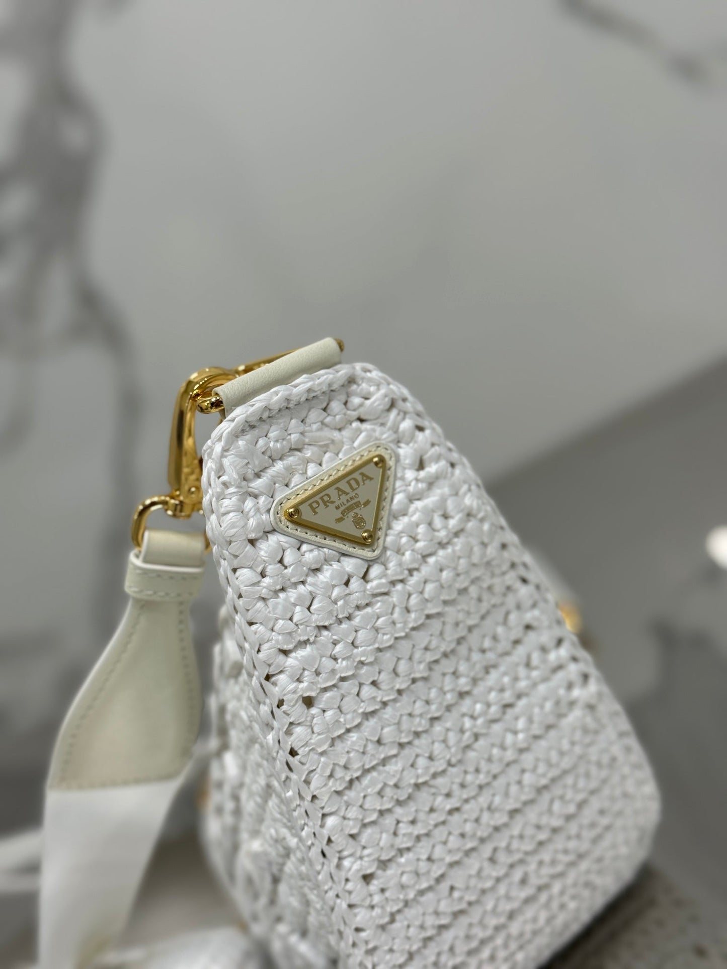 CROCHET TRIANGLE BAG 26 IN WHITE RAFFIA GOLD HARDWARE