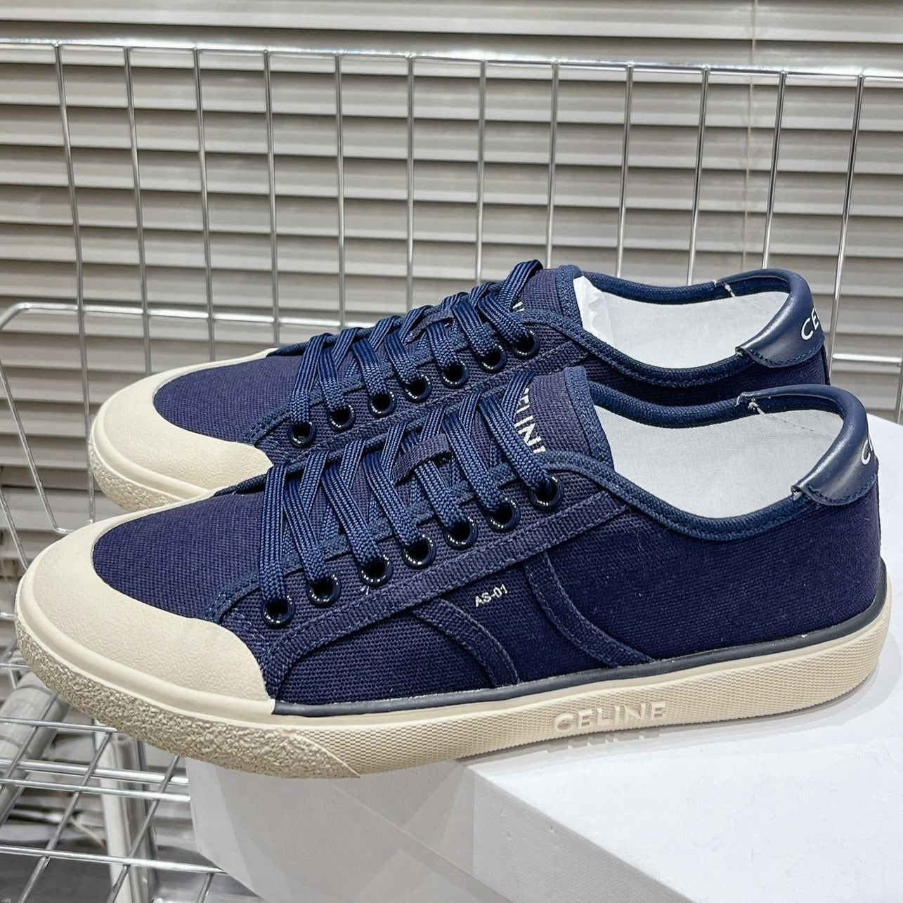 JANE SNEAKERS LOW LACE-UP WITH TRIOMPHE PATCH IN CANVAS AND CALFSKIN NAVY