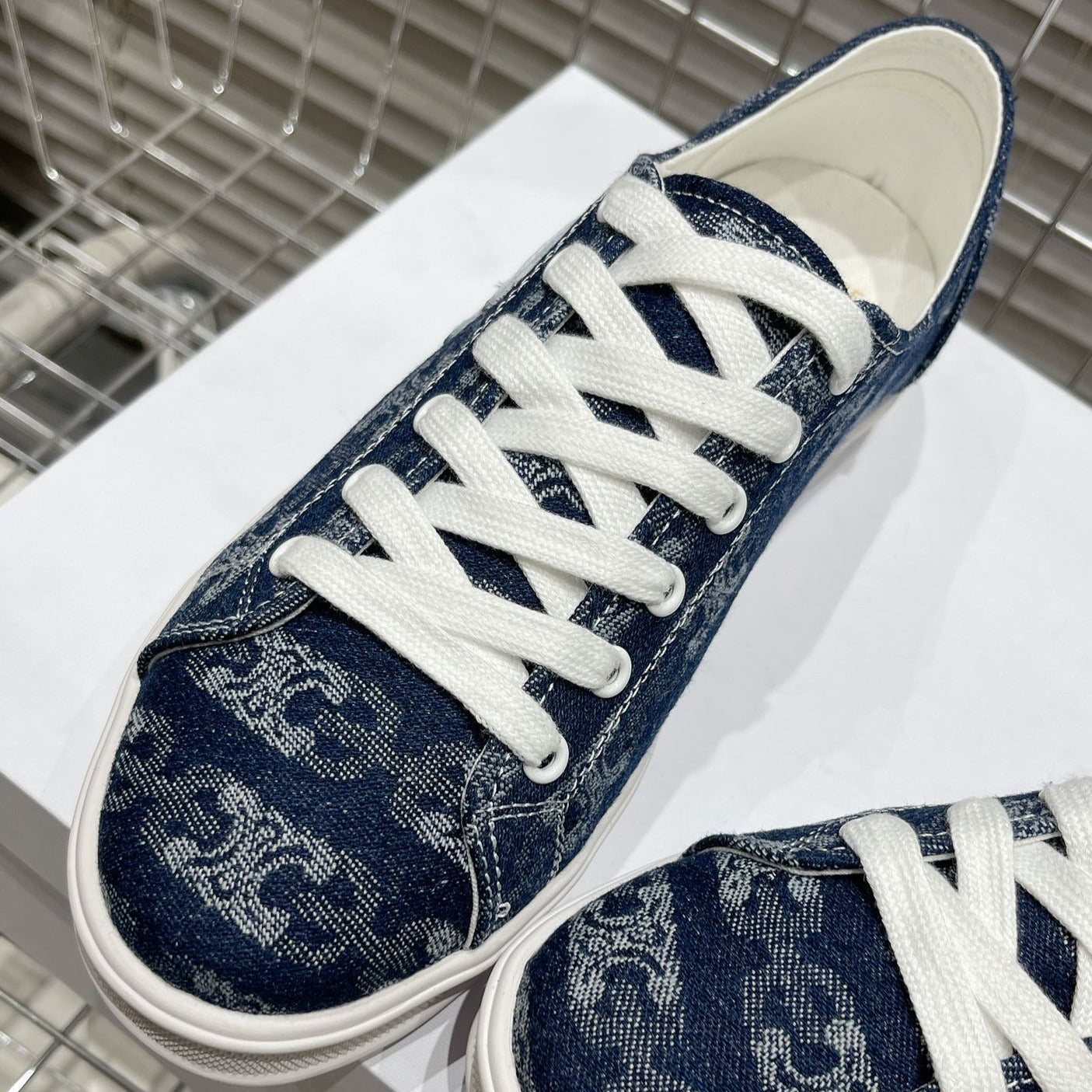 JANE SNEAKERS LOW LACE-UP WITH TRIOMPHE PATCH IN CANVAS AND CALFSKIN DETAIL NAVY/ WHITE LOGO