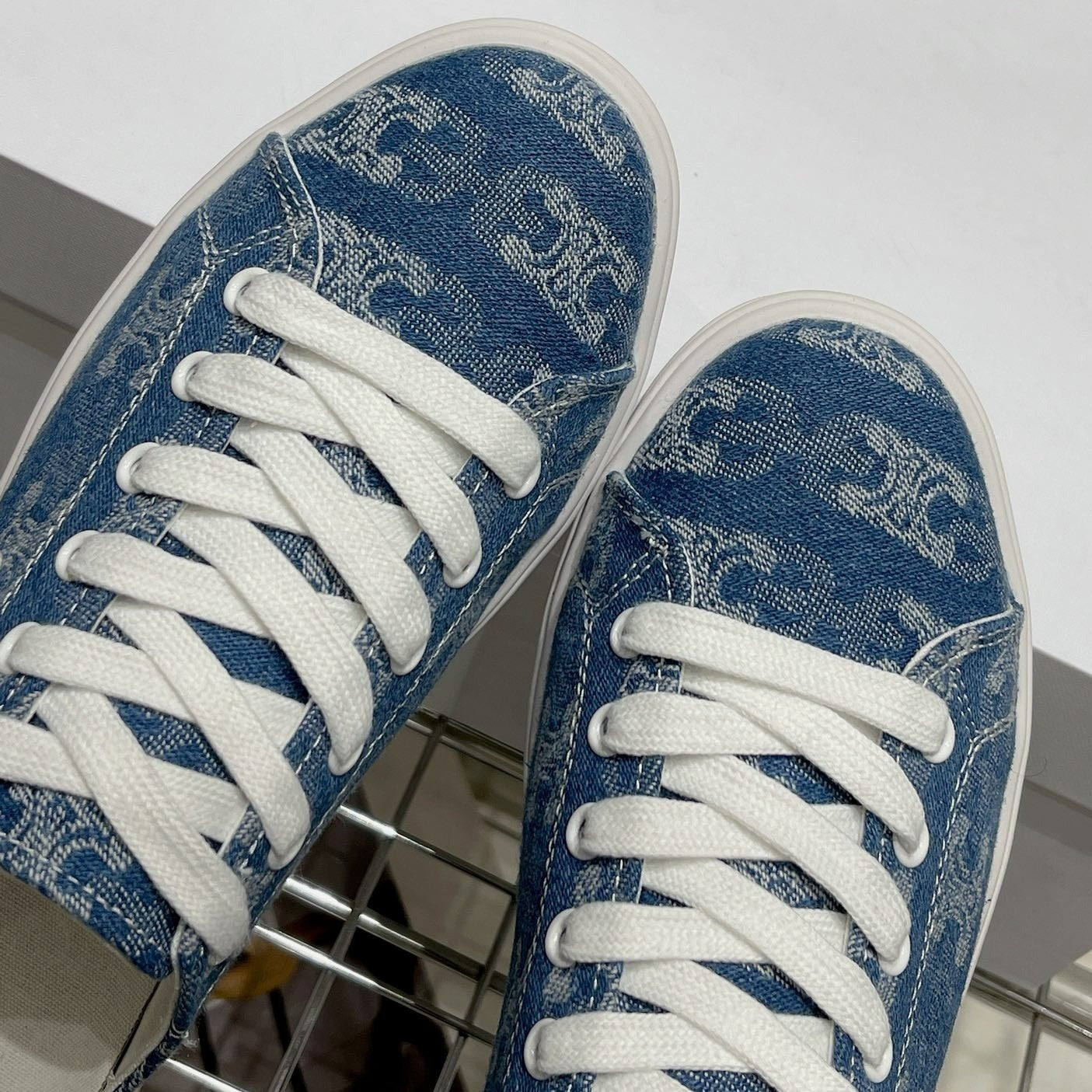 JANE SNEAKERS LOW LACE-UP WITH TRIOMPHE PATCH IN CANVAS AND CALFSKIN DETAIL DENIM/ WHITE LOGO