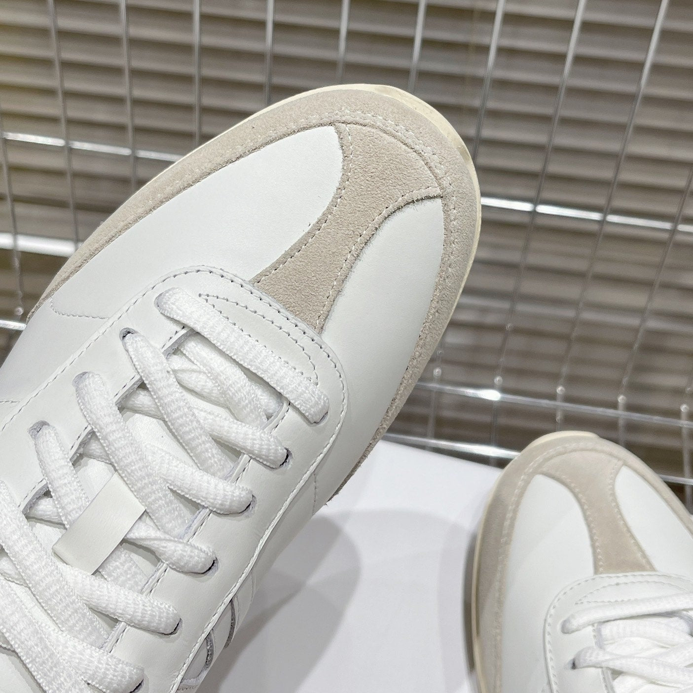 LOW LACE-UP SNEAKER IN CALFSKIN OPTIC WHITE GRAY