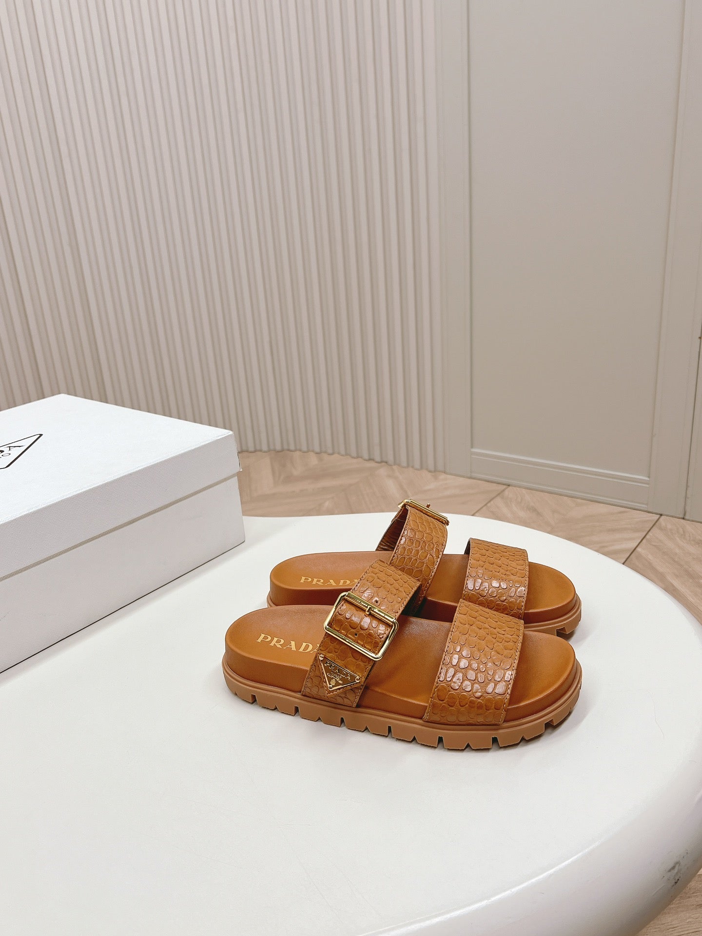 PRA CROCODILE MOTIF SLIDES SANDALS CAMEL CALFSKIN