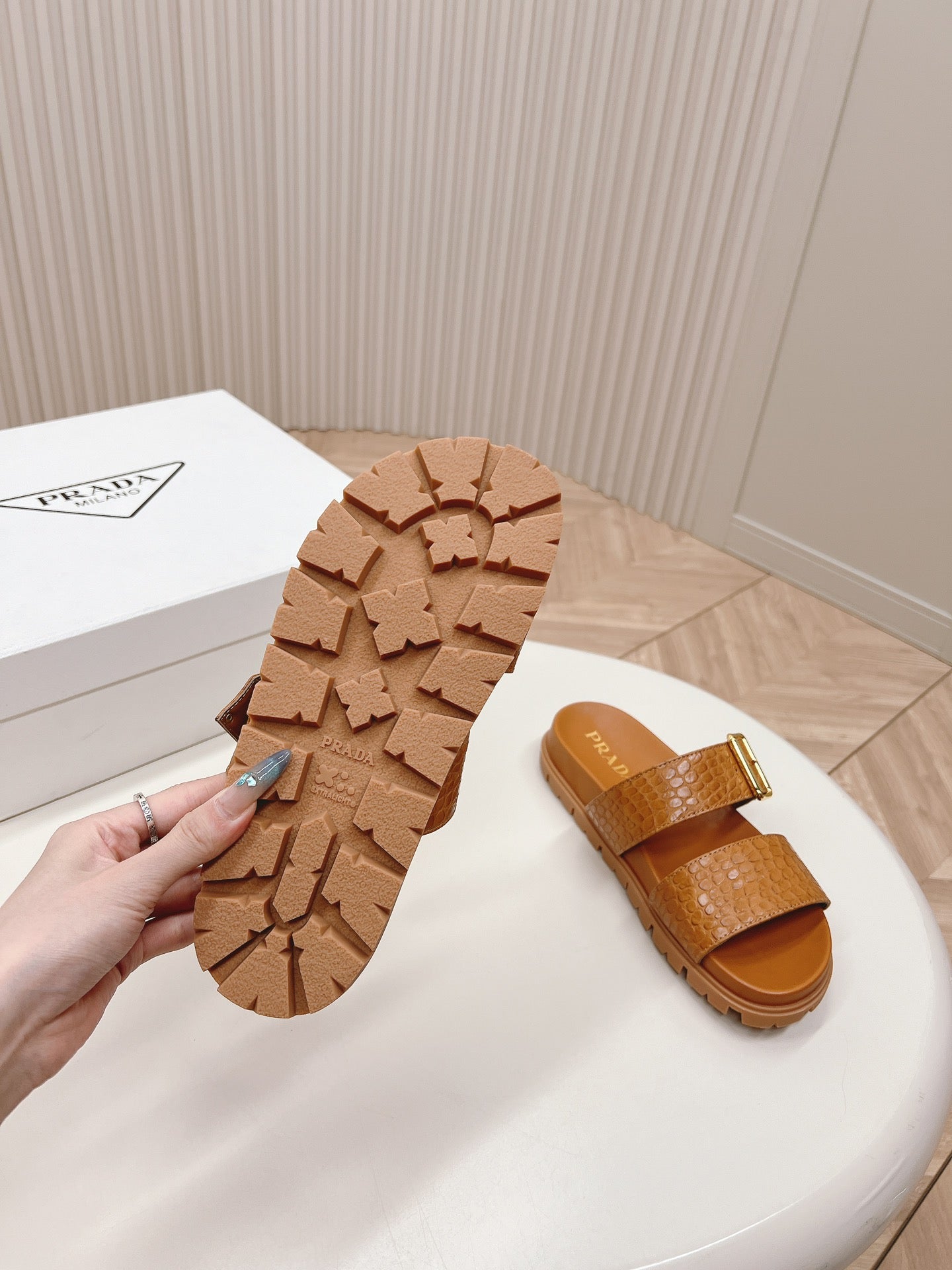 PRA CROCODILE MOTIF SLIDES SANDALS CAMEL CALFSKIN