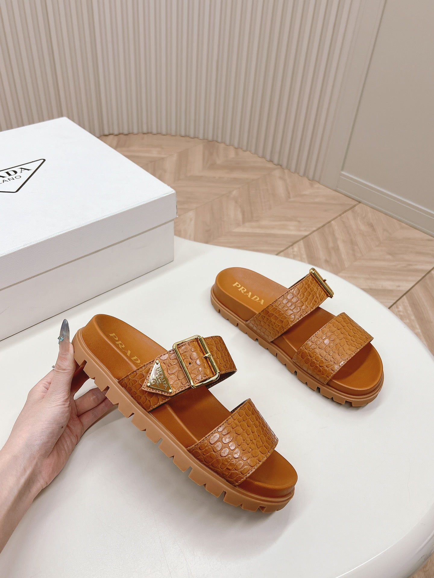 PRA CROCODILE MOTIF SLIDES SANDALS CAMEL CALFSKIN