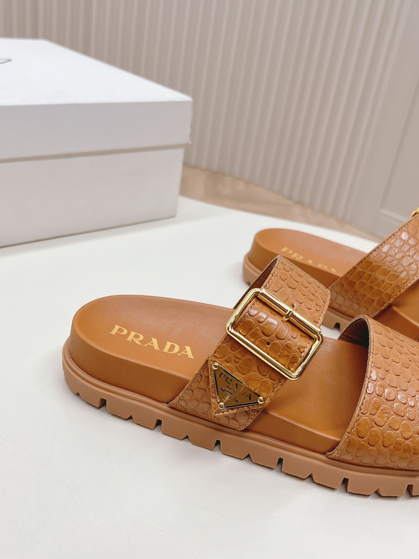 PRA CROCODILE MOTIF SLIDES SANDALS CAMEL CALFSKIN