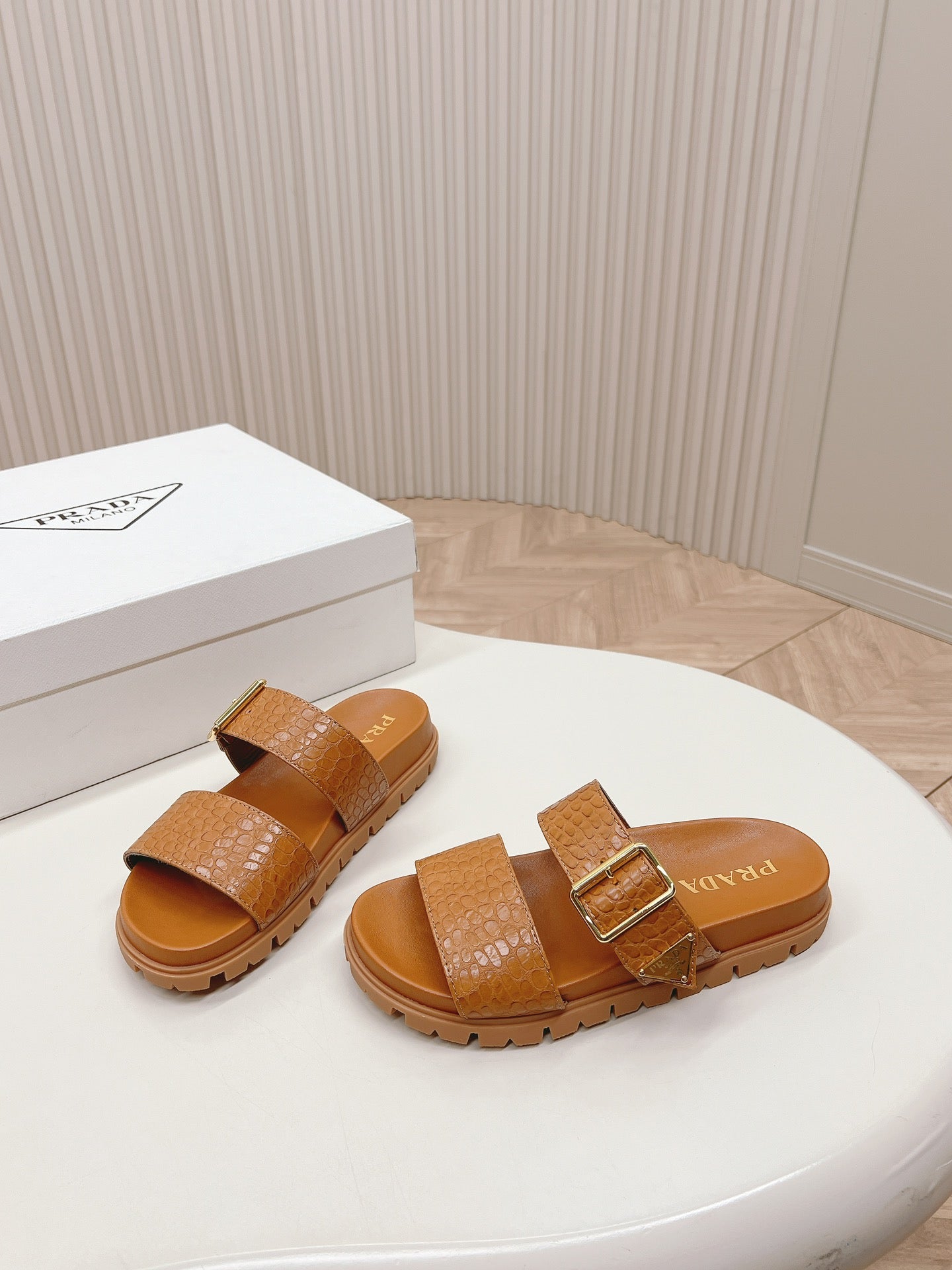 PRA CROCODILE MOTIF SLIDES SANDALS CAMEL CALFSKIN