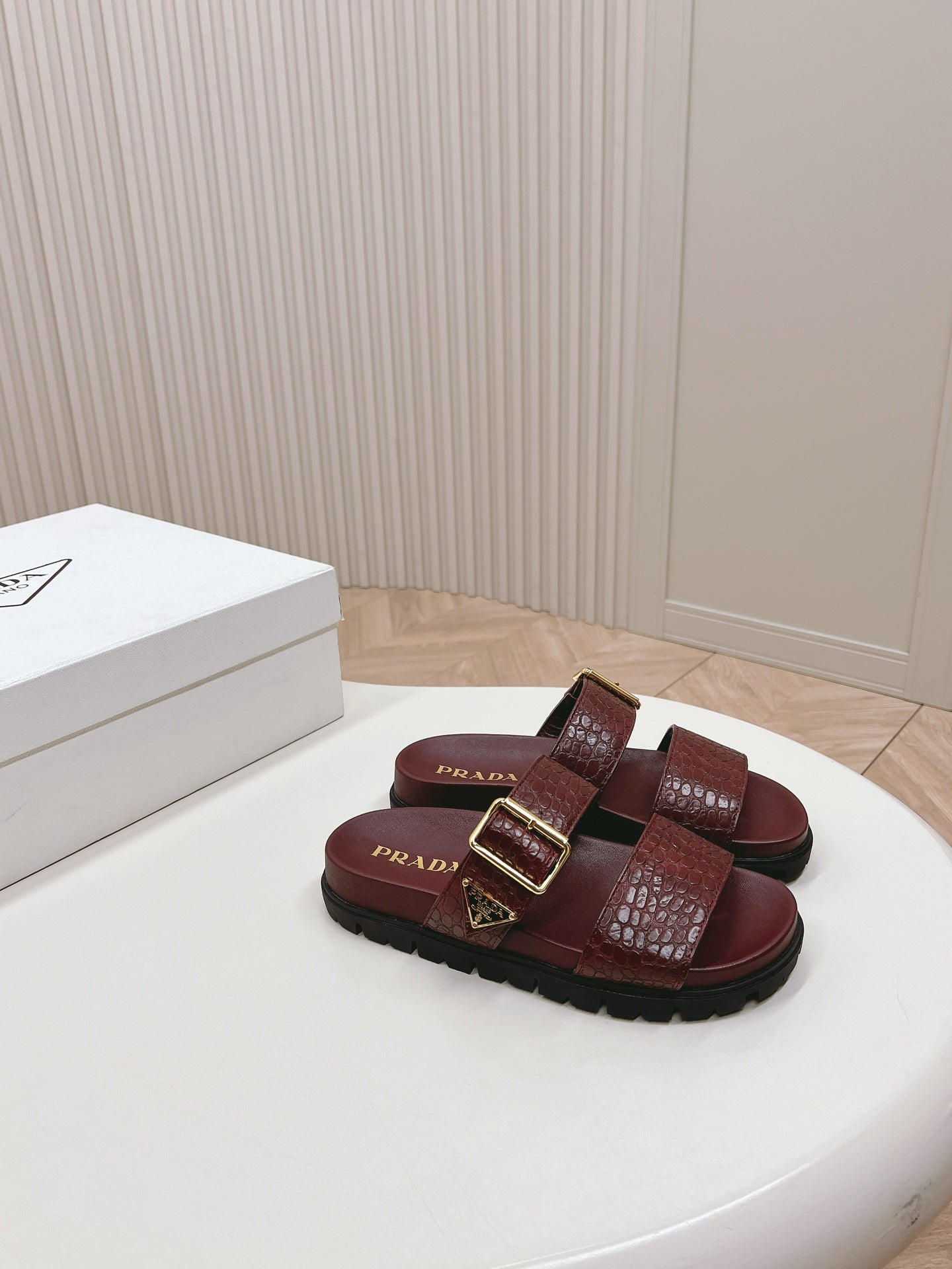 PRA CROCODILE MOTIF SLIDES SANDALS WINE CALFSKIN