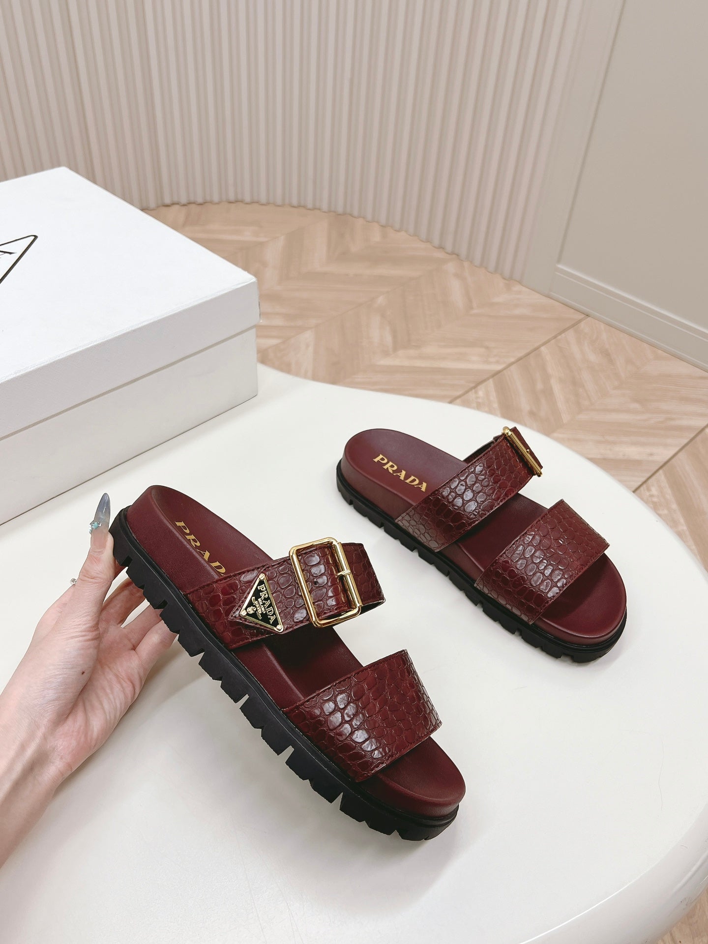 PRA CROCODILE MOTIF SLIDES SANDALS WINE CALFSKIN