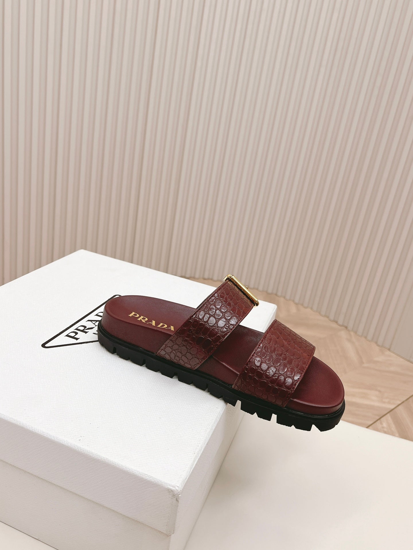 PRA CROCODILE MOTIF SLIDES SANDALS WINE CALFSKIN