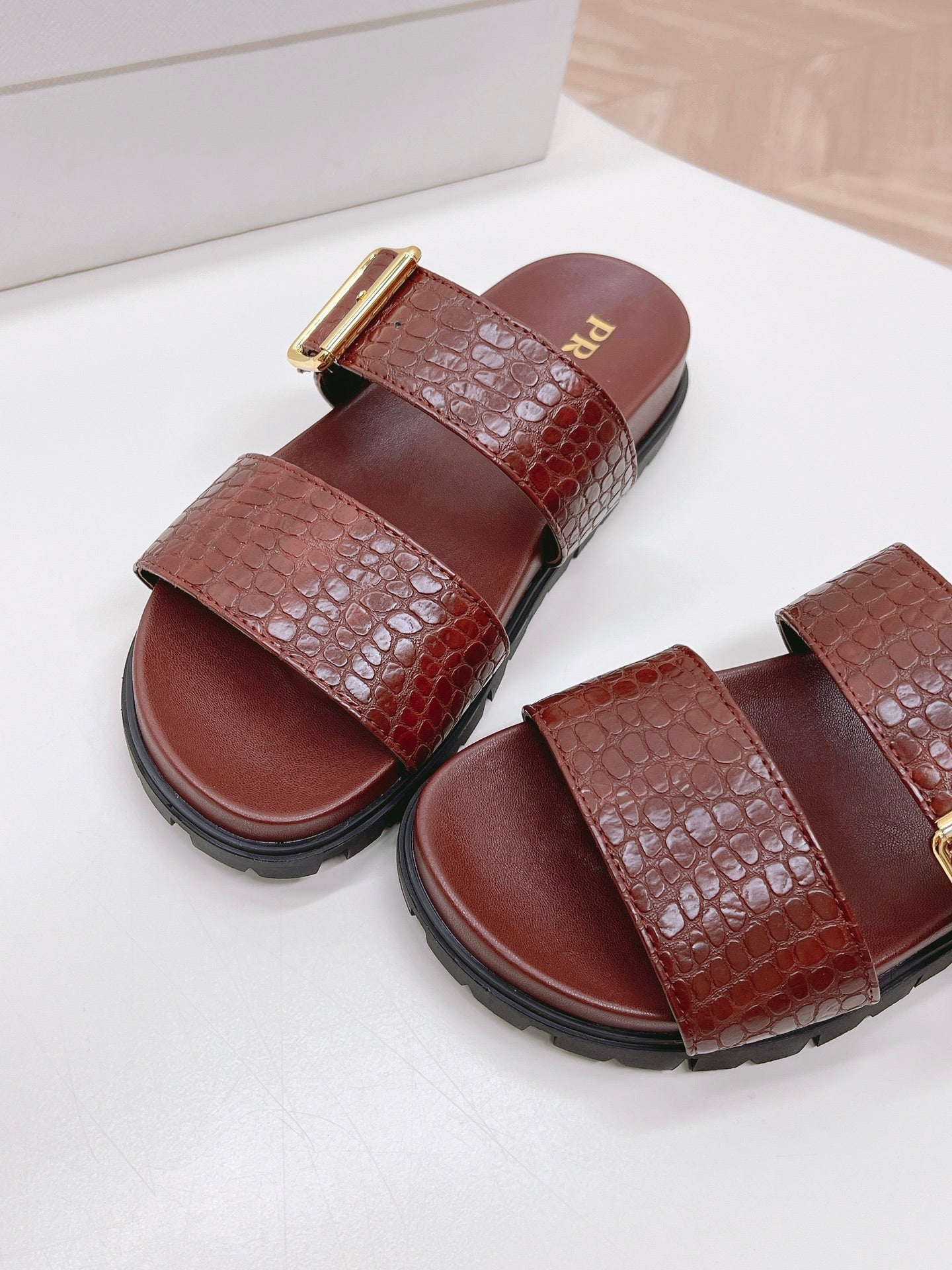 PRA CROCODILE MOTIF SLIDES SANDALS WINE CALFSKIN