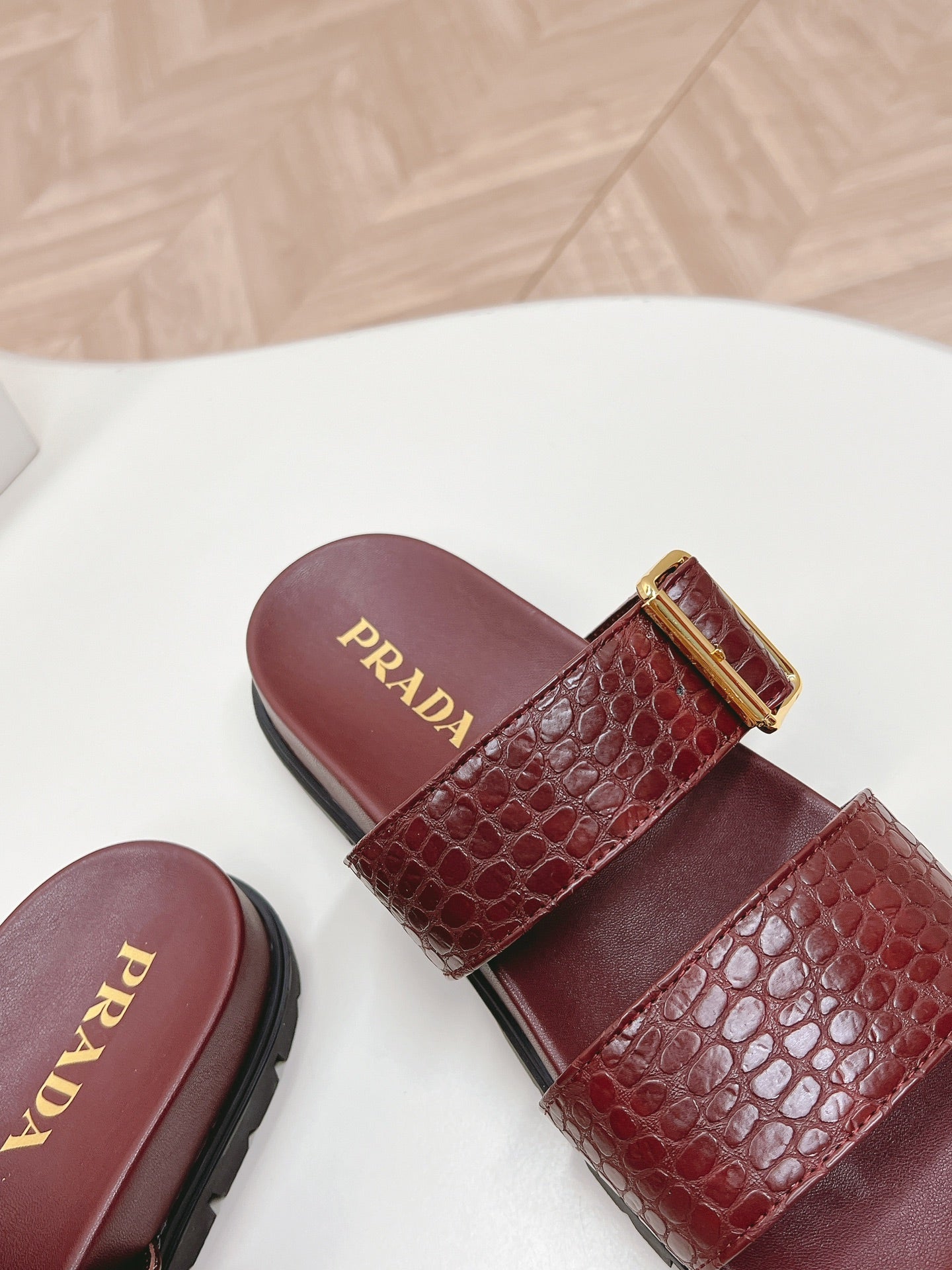 PRA CROCODILE MOTIF SLIDES SANDALS WINE CALFSKIN