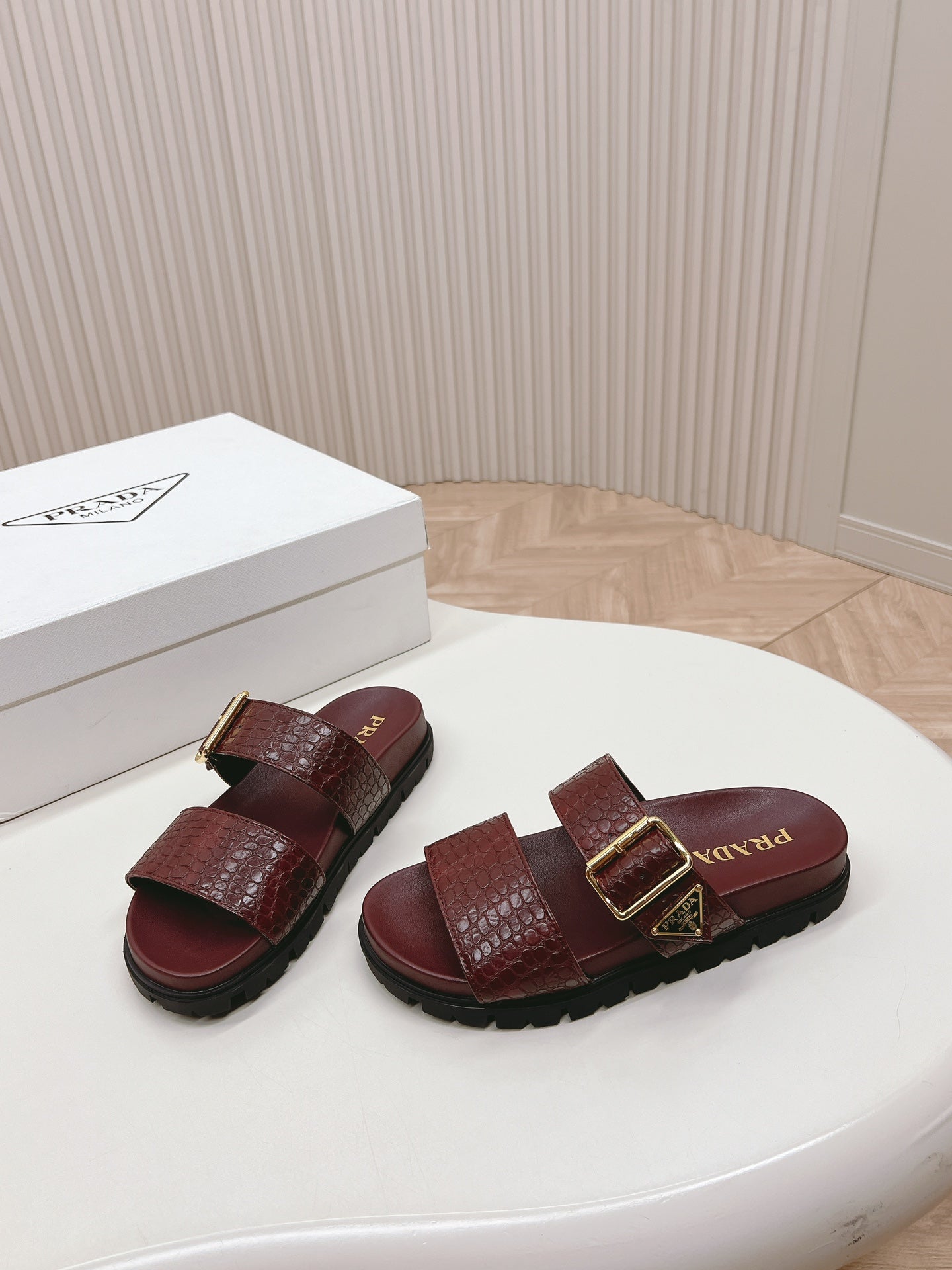 PRA CROCODILE MOTIF SLIDES SANDALS WINE CALFSKIN