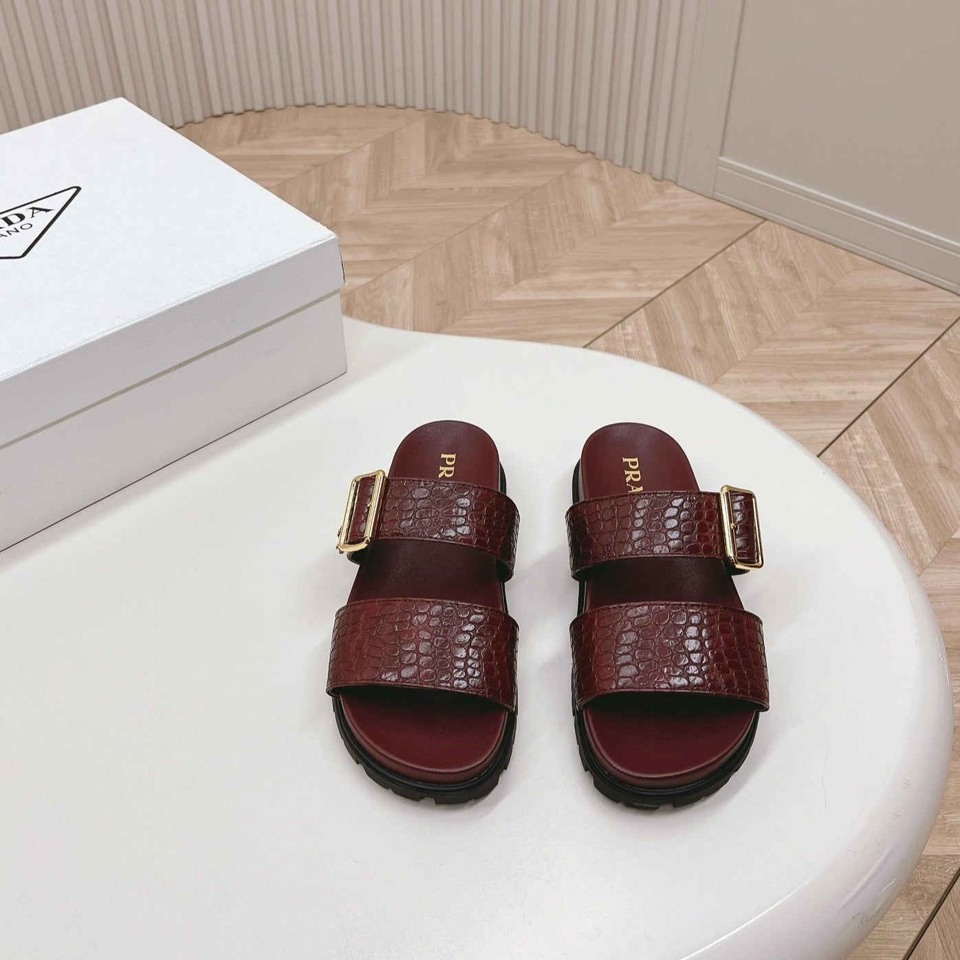 PRA CROCODILE MOTIF SLIDES SANDALS WINE CALFSKIN