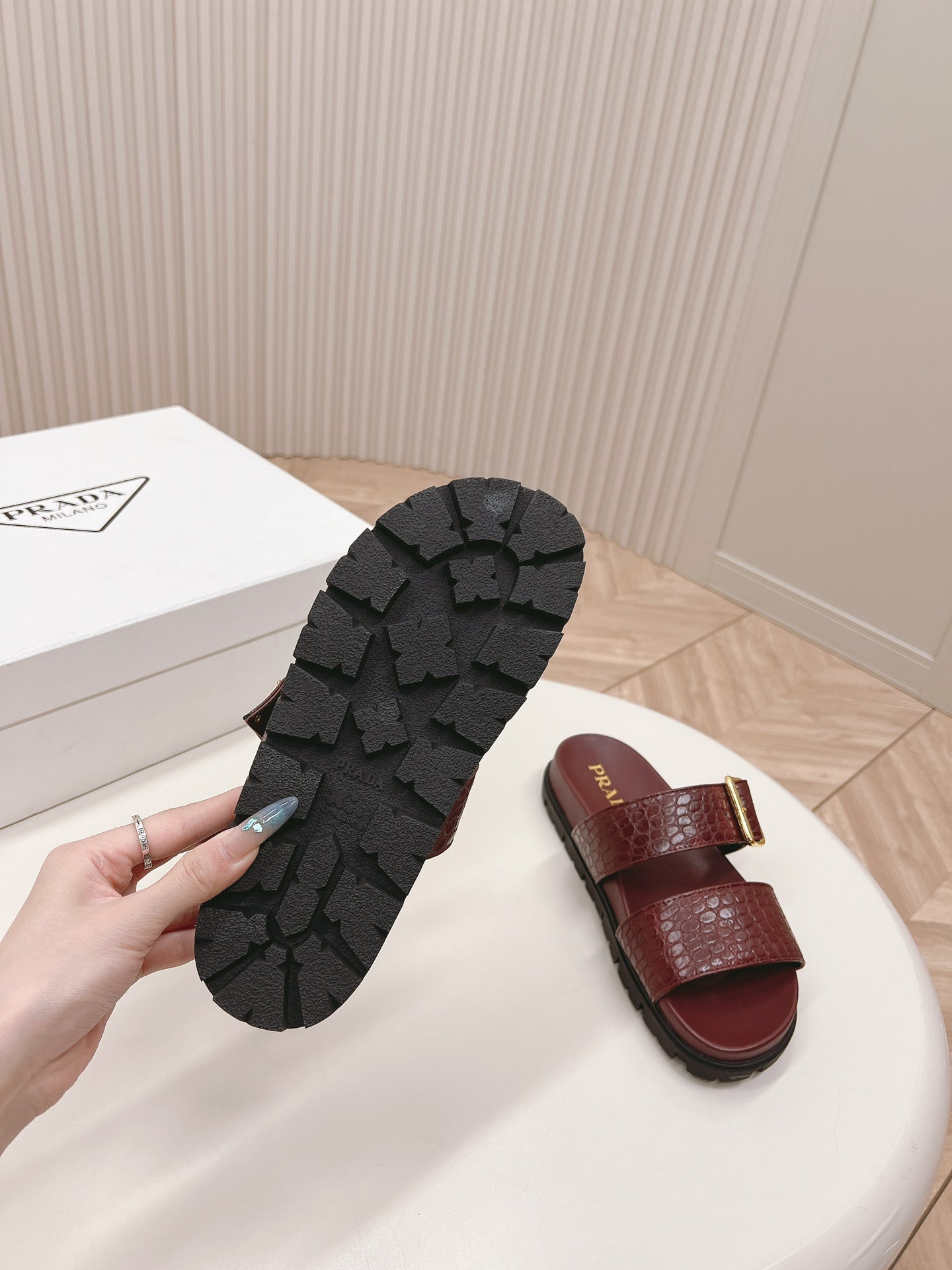 PRA CROCODILE MOTIF SLIDES SANDALS WINE CALFSKIN