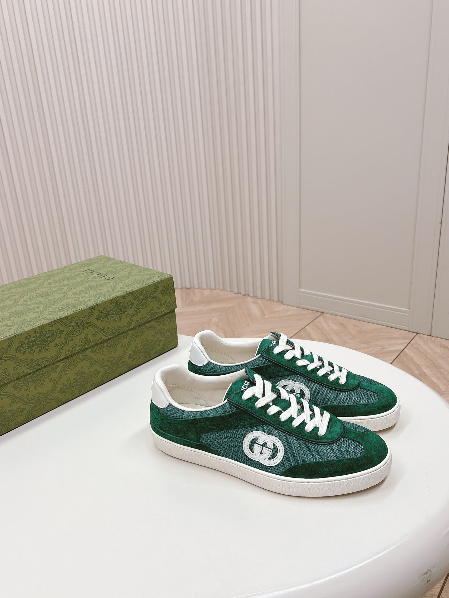 SNEAKER WITH INTERLOCKING G IN GREEN FOREST SUEDE AND MESH