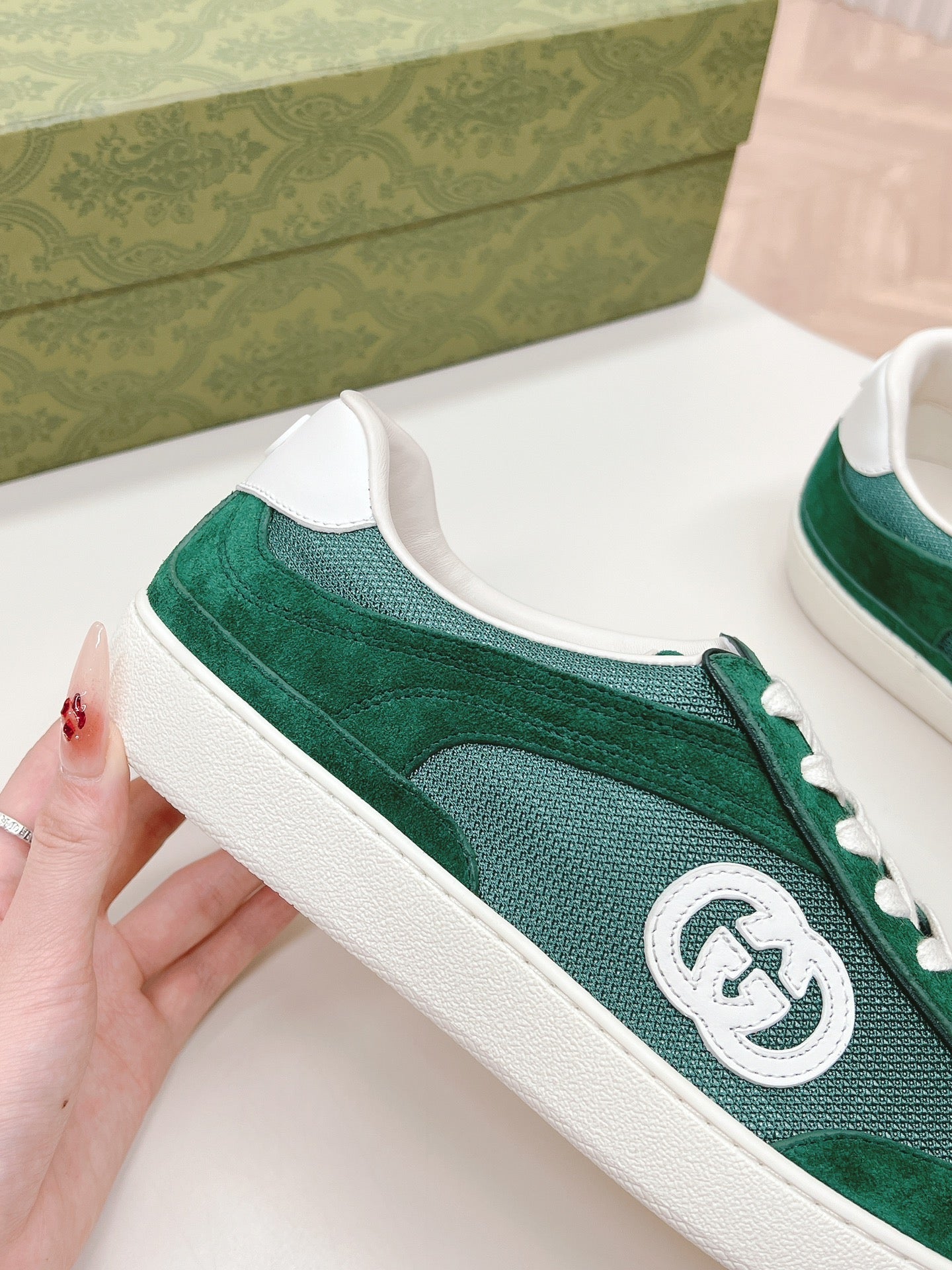 SNEAKER WITH INTERLOCKING G IN GREEN FOREST SUEDE AND MESH