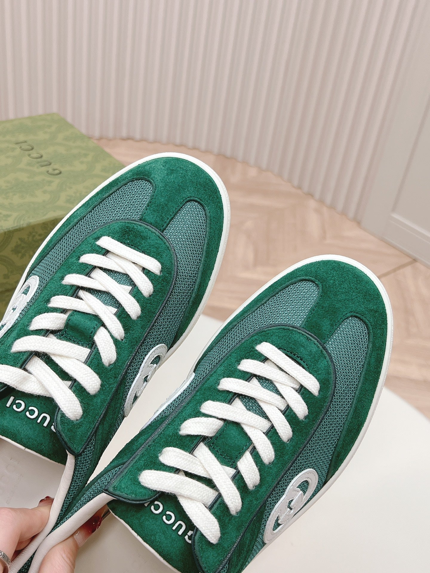 SNEAKER WITH INTERLOCKING G IN GREEN FOREST SUEDE AND MESH