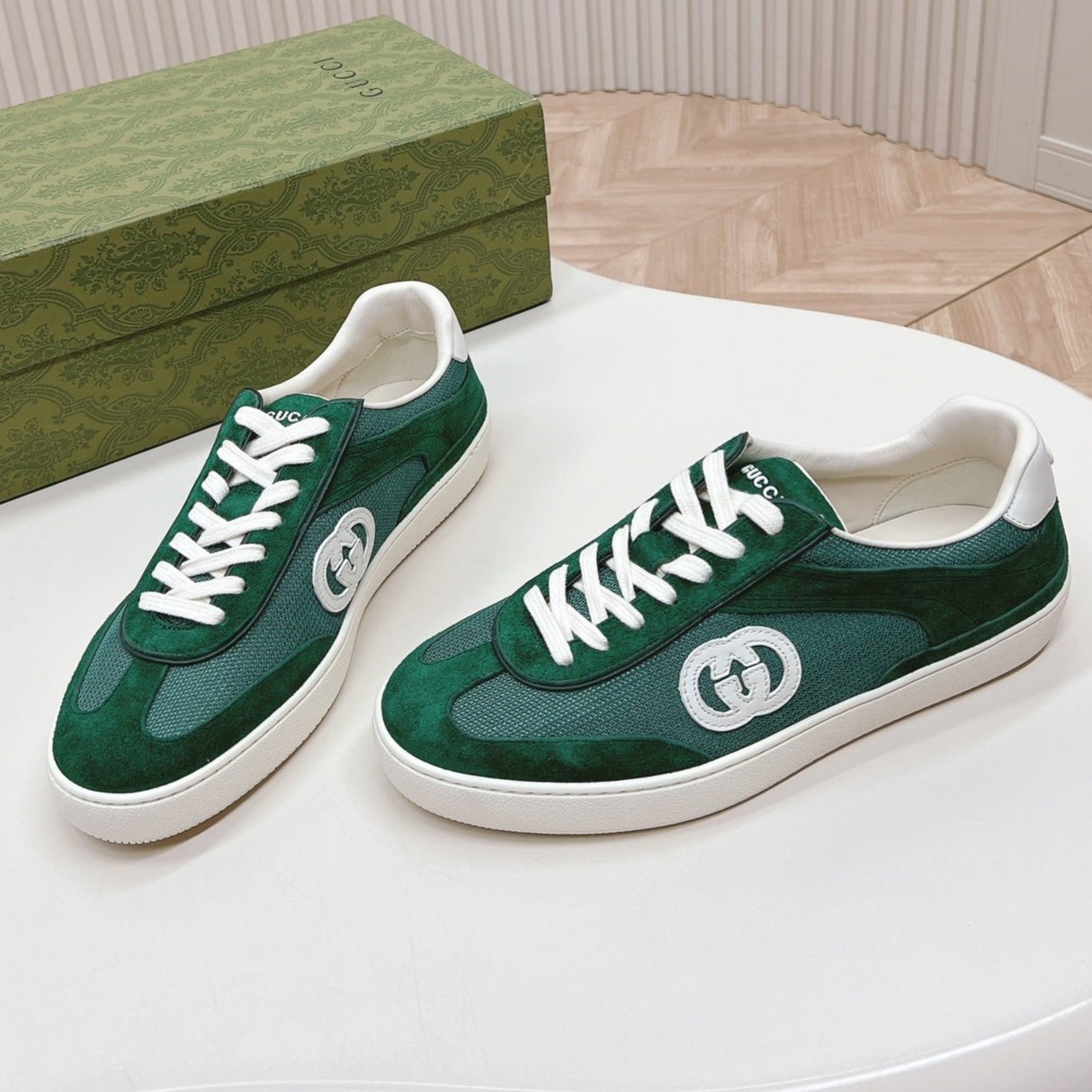 SNEAKER WITH INTERLOCKING G IN GREEN FOREST SUEDE AND MESH