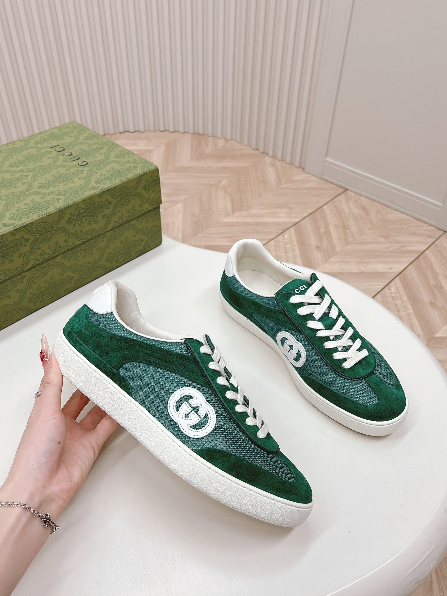 SNEAKER WITH INTERLOCKING G IN GREEN FOREST SUEDE AND MESH