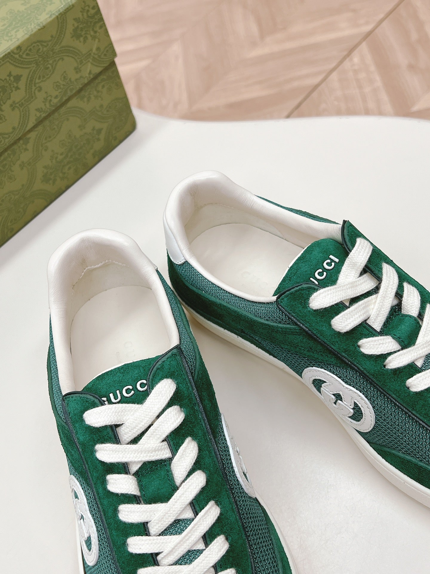 SNEAKER WITH INTERLOCKING G IN GREEN FOREST SUEDE AND MESH