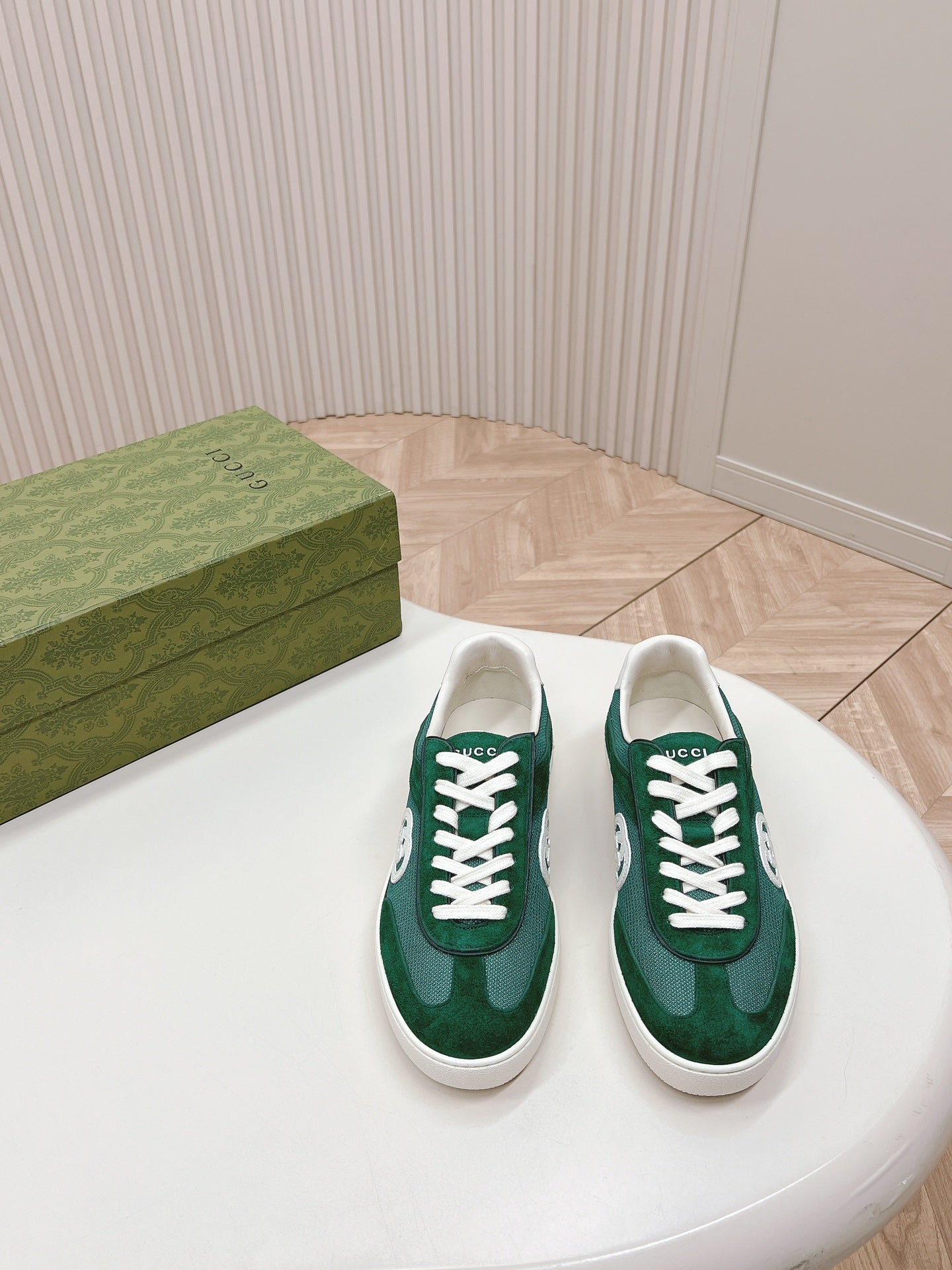 SNEAKER WITH INTERLOCKING G IN GREEN FOREST SUEDE AND MESH