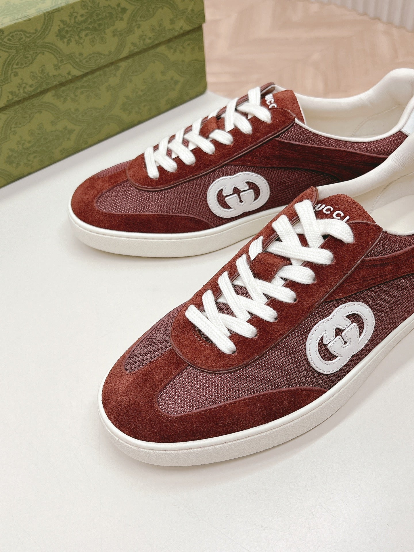 SNEAKER WITH INTERLOCKING G IN GARNET RED SUEDE AND MESH