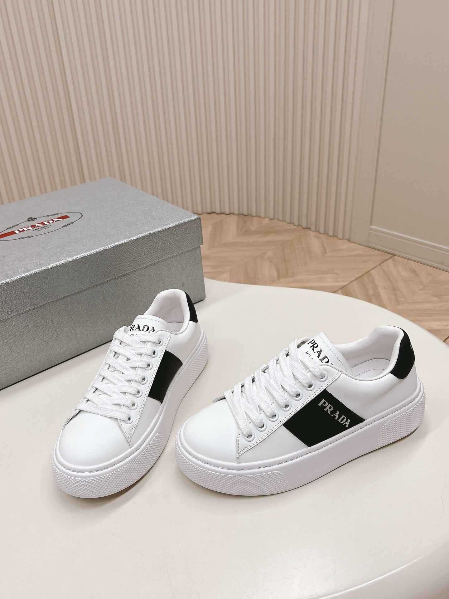 PRA LEATHER LOGO OUTLET SNEAKERS BLACK AND WHITE CALFSKIN