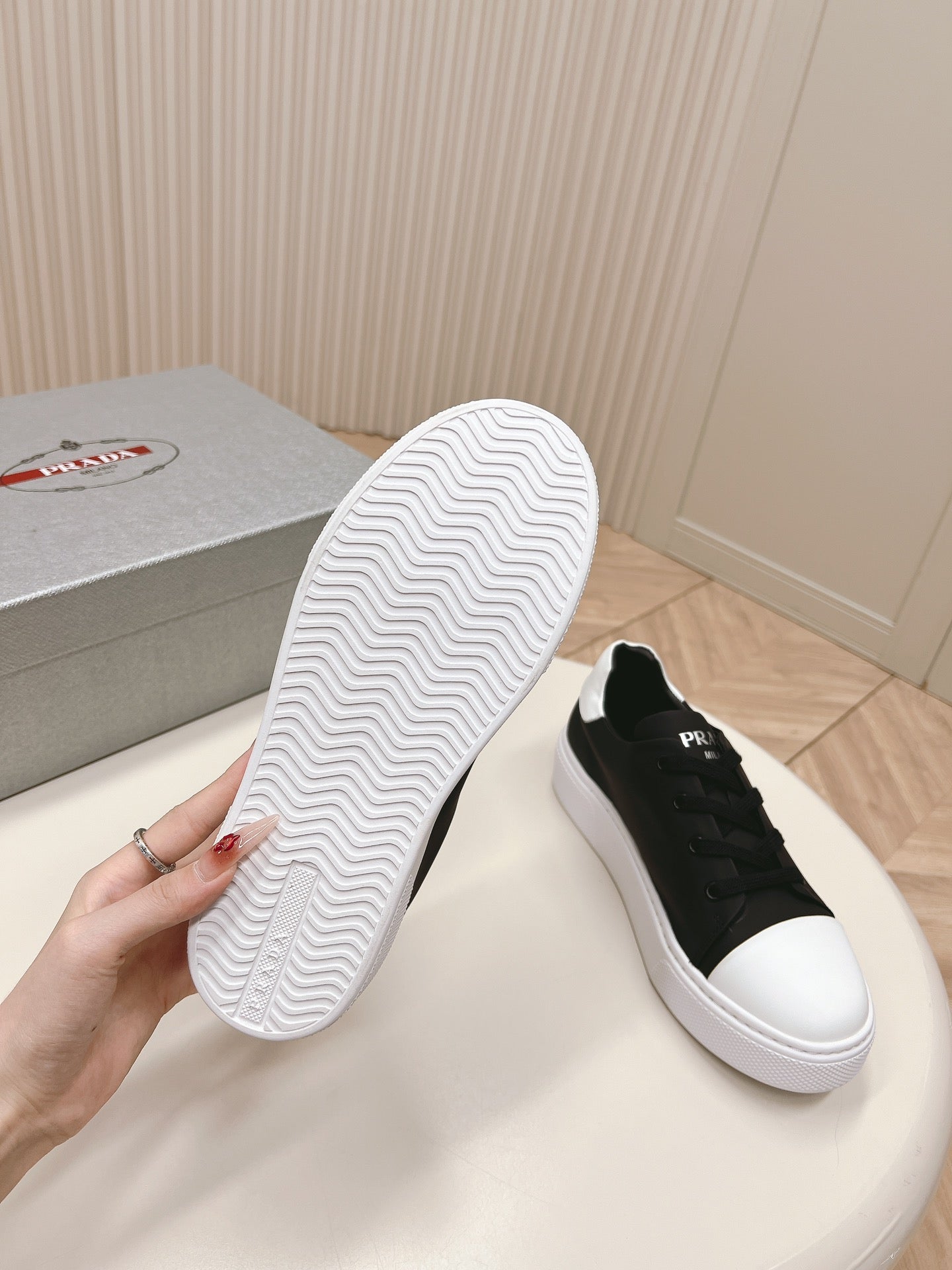 PRA LOGO OUTLET BASIC SNEAKERS BLACK AND WHITE TOE CALFSKIN