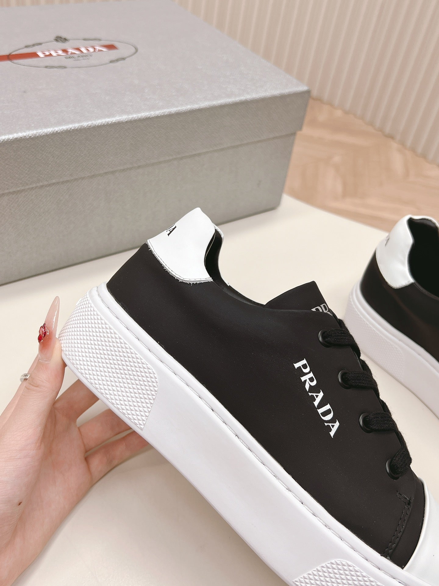 PRA LOGO OUTLET BASIC SNEAKERS BLACK AND WHITE TOE CALFSKIN