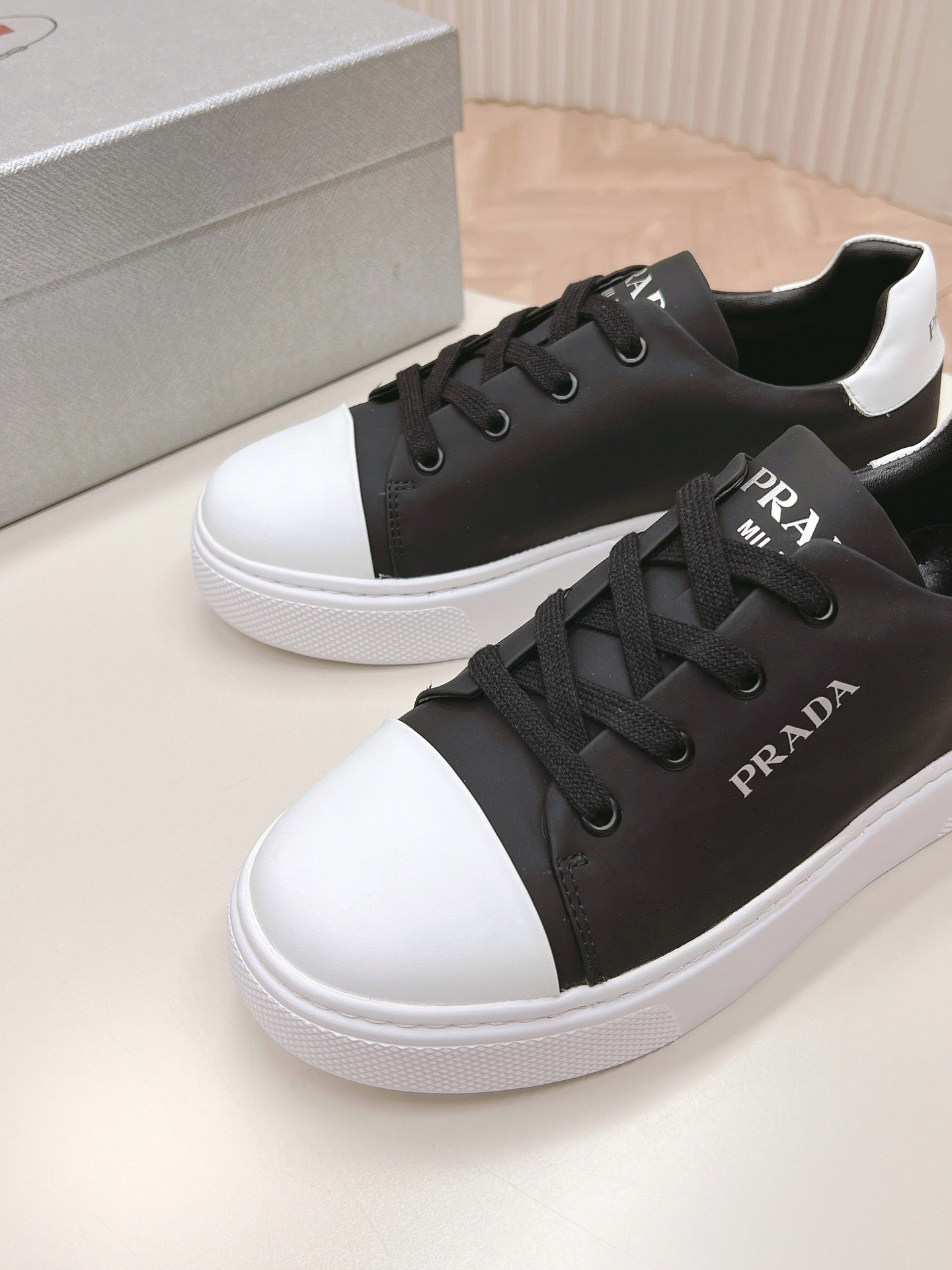 PRA LOGO OUTLET BASIC SNEAKERS BLACK AND WHITE TOE CALFSKIN