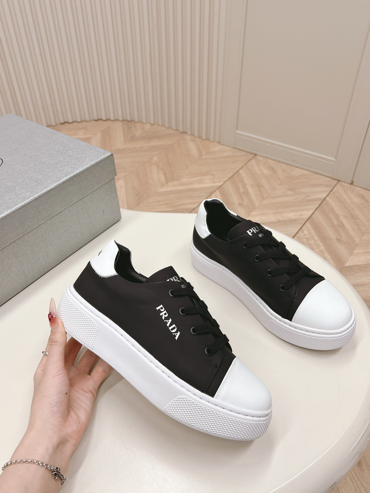 PRA LOGO OUTLET BASIC SNEAKERS BLACK AND WHITE TOE CALFSKIN