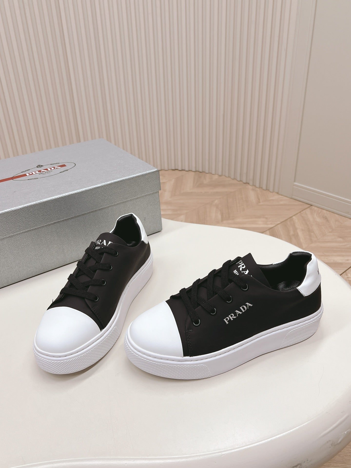 PRA LOGO OUTLET BASIC SNEAKERS BLACK AND WHITE TOE CALFSKIN